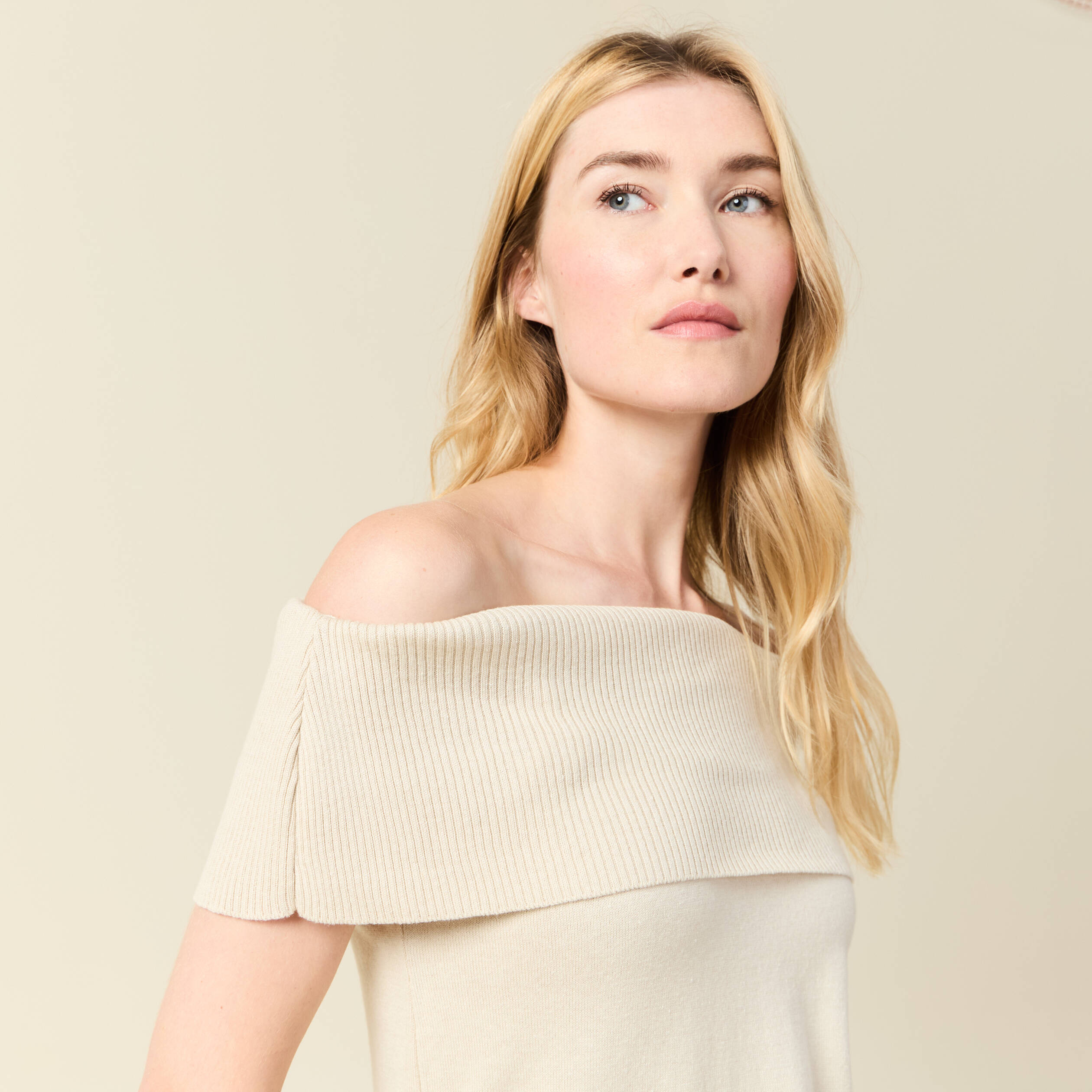D&eacute;bardeur tricot sans manches creme femme