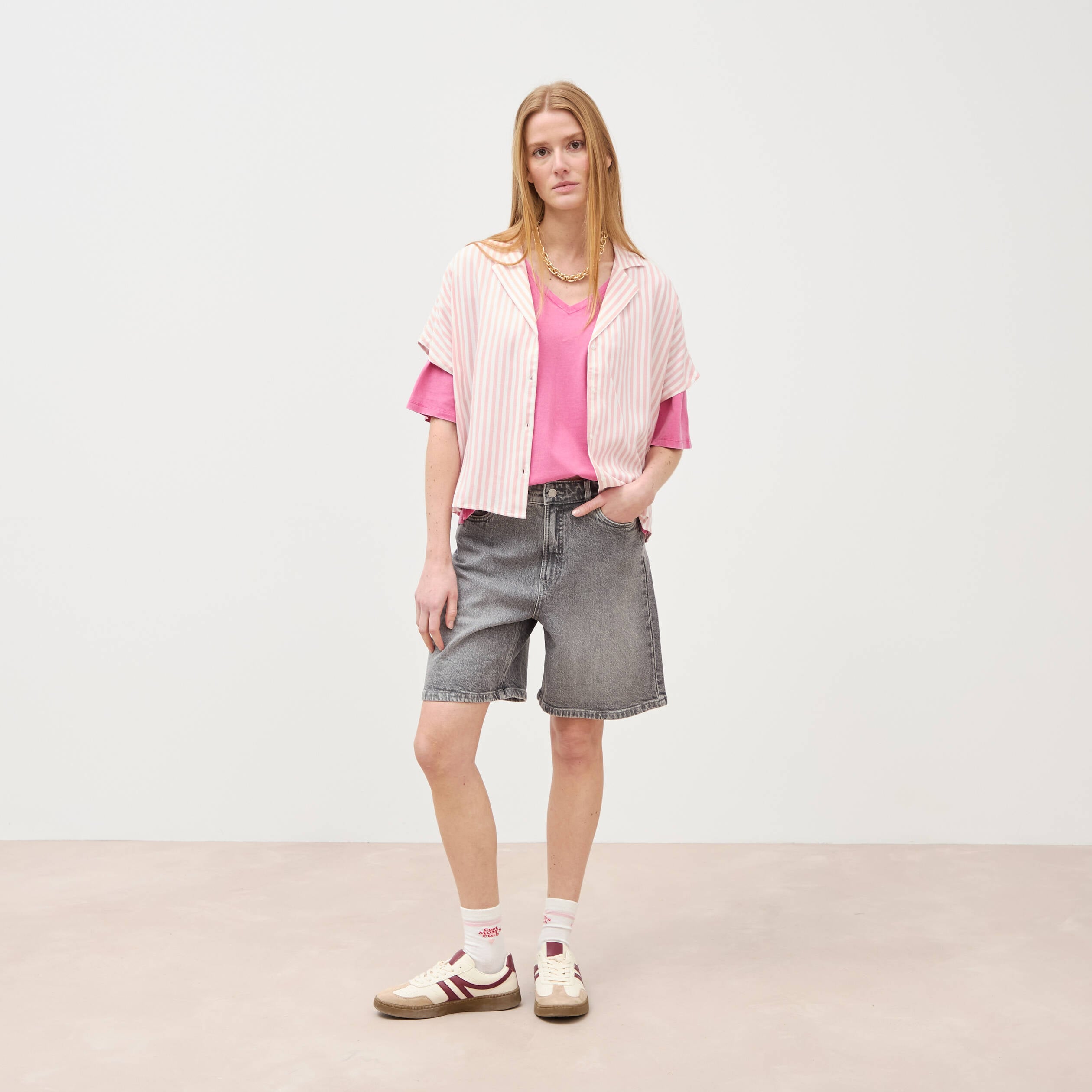 T-shirt col v manches courtes en coton rose framboise femme