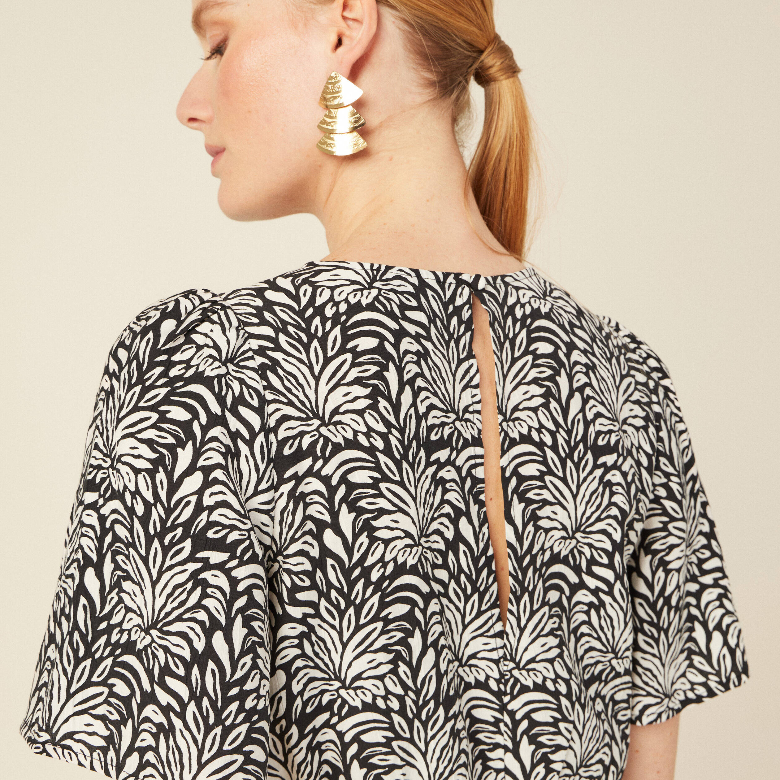 Blouse courte col v manches courtes noir femme