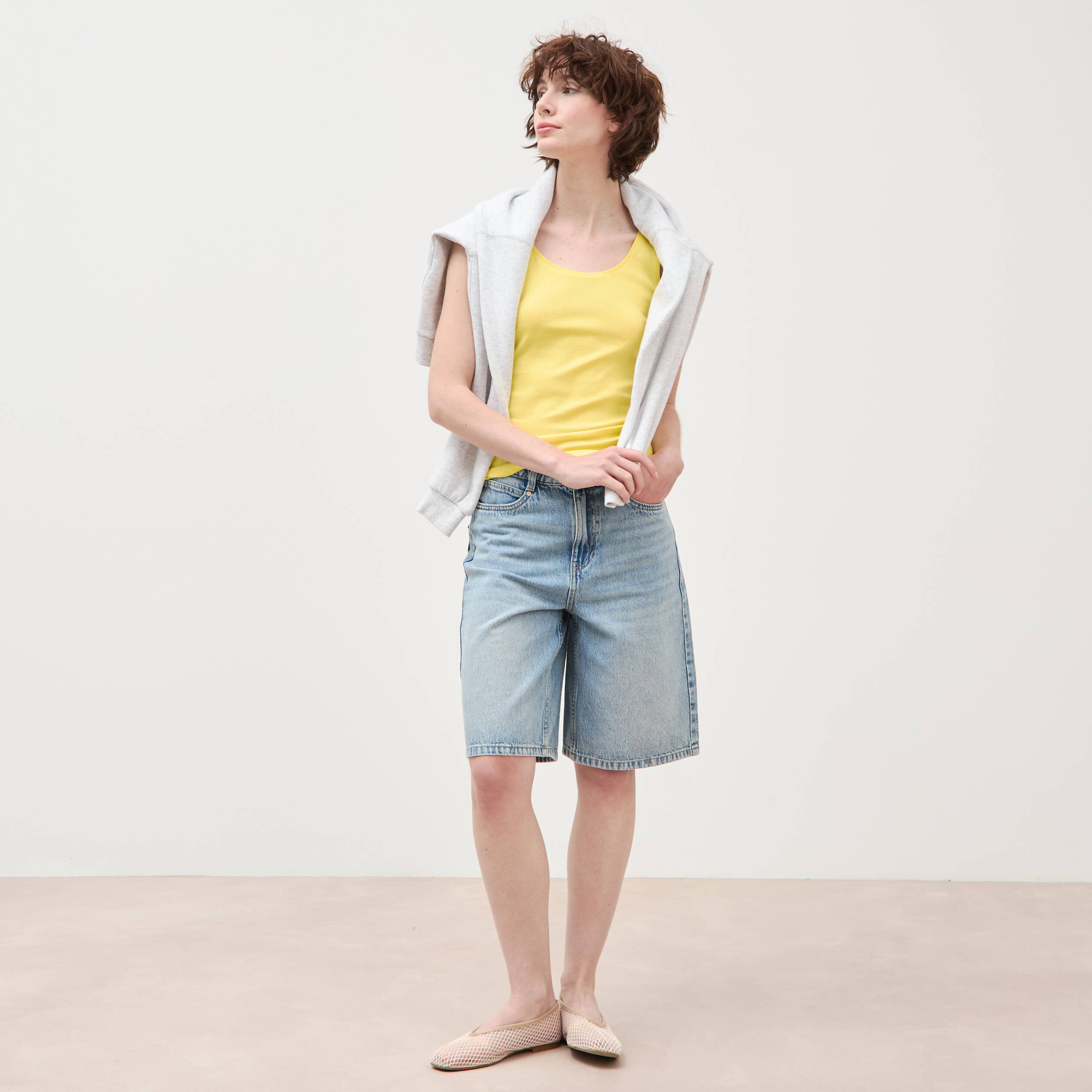 D&eacute;bardeur cintr&eacute; d&eacute;collet&eacute; sans manches jaune femme