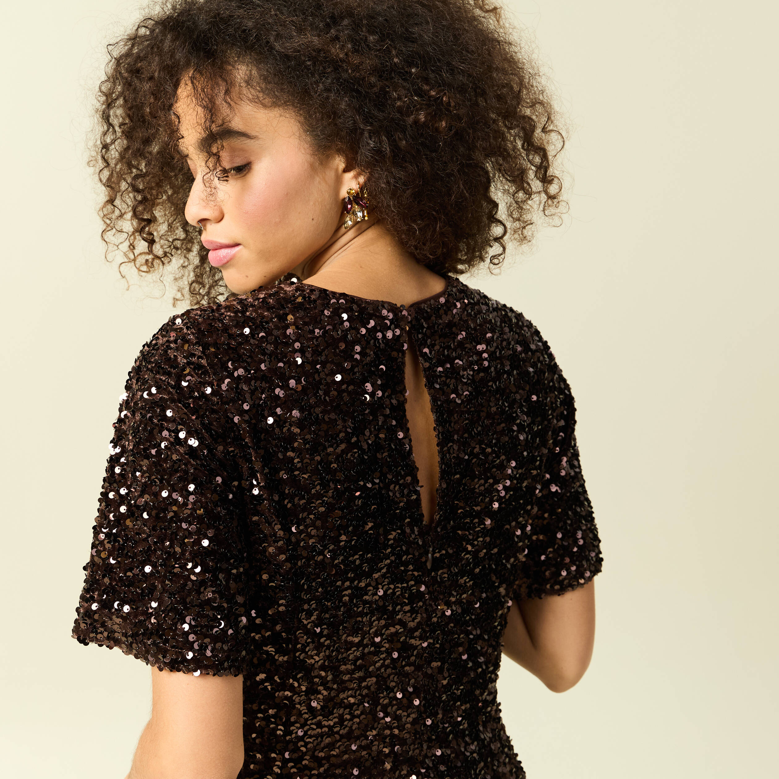 Robe manches courtes &agrave; sequins marron femme