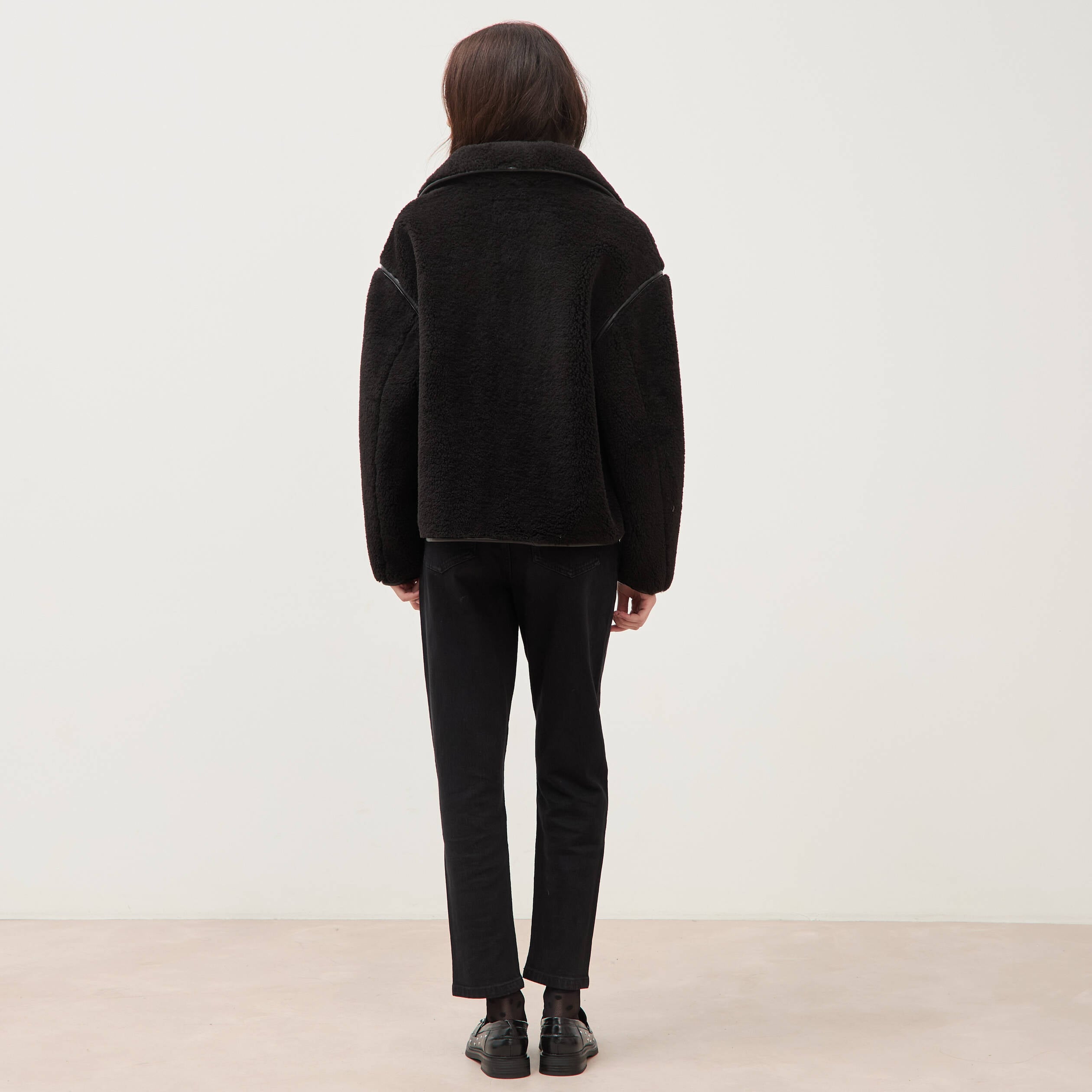 Manteau court oversize sherpa noir femme