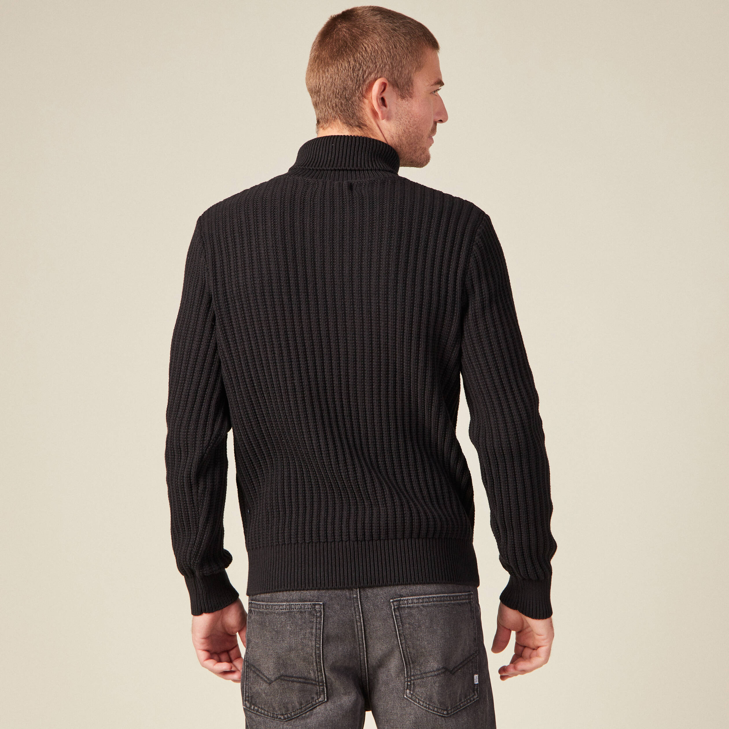 Pull manches longues col roulé noir homme