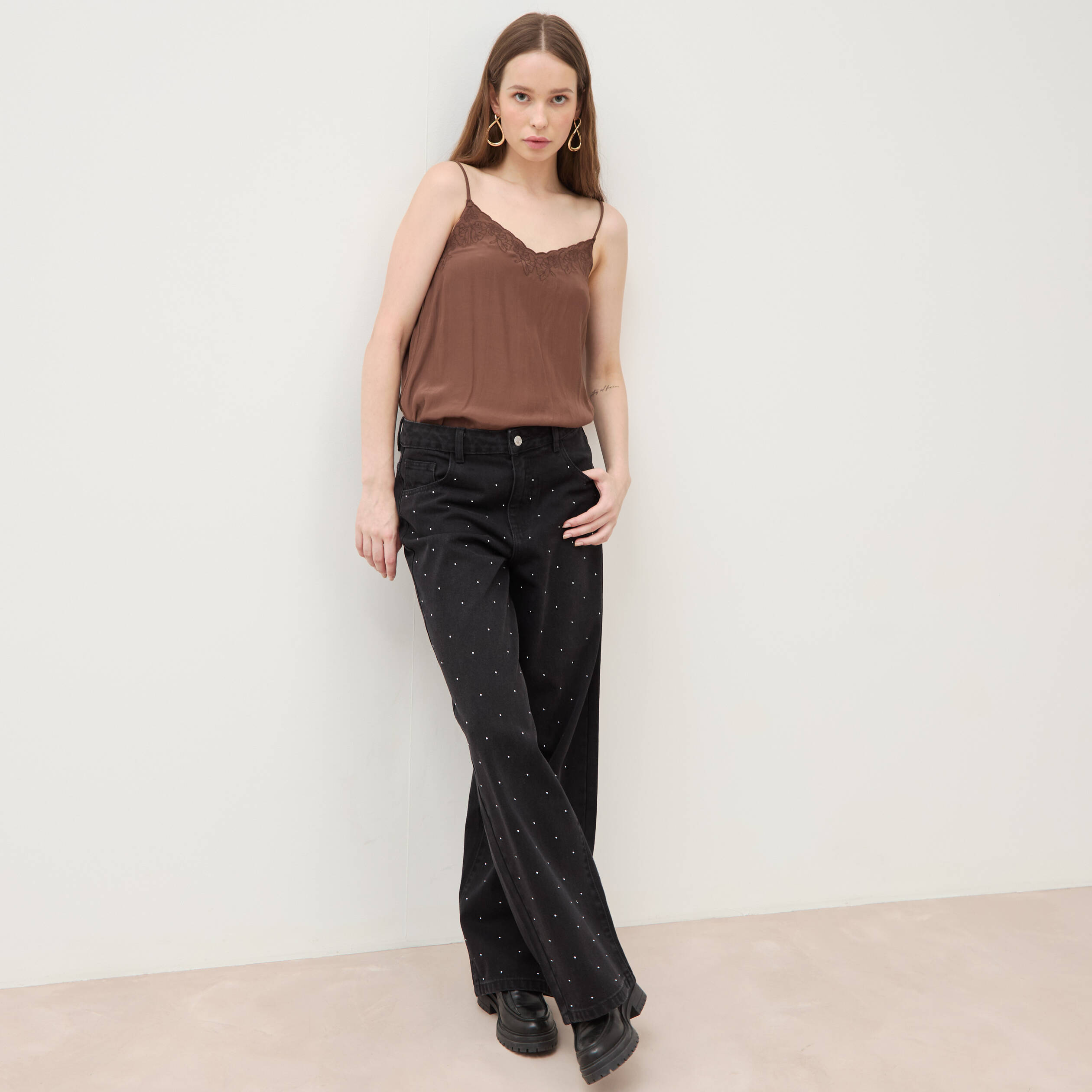 Jeans ample d&eacute;tails clout&eacute;s denim noir femme