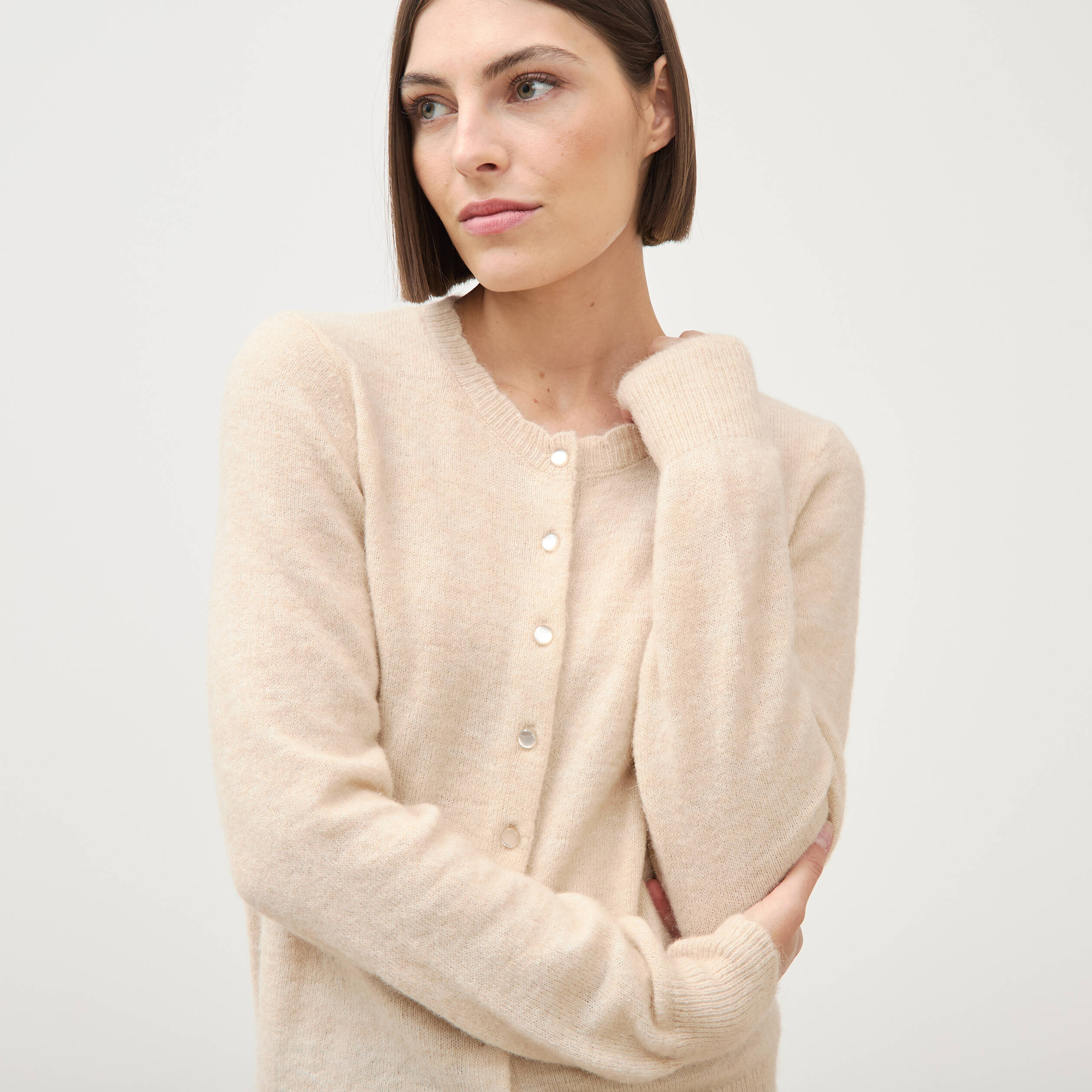 Gilet droit col rond manches longues creme femme