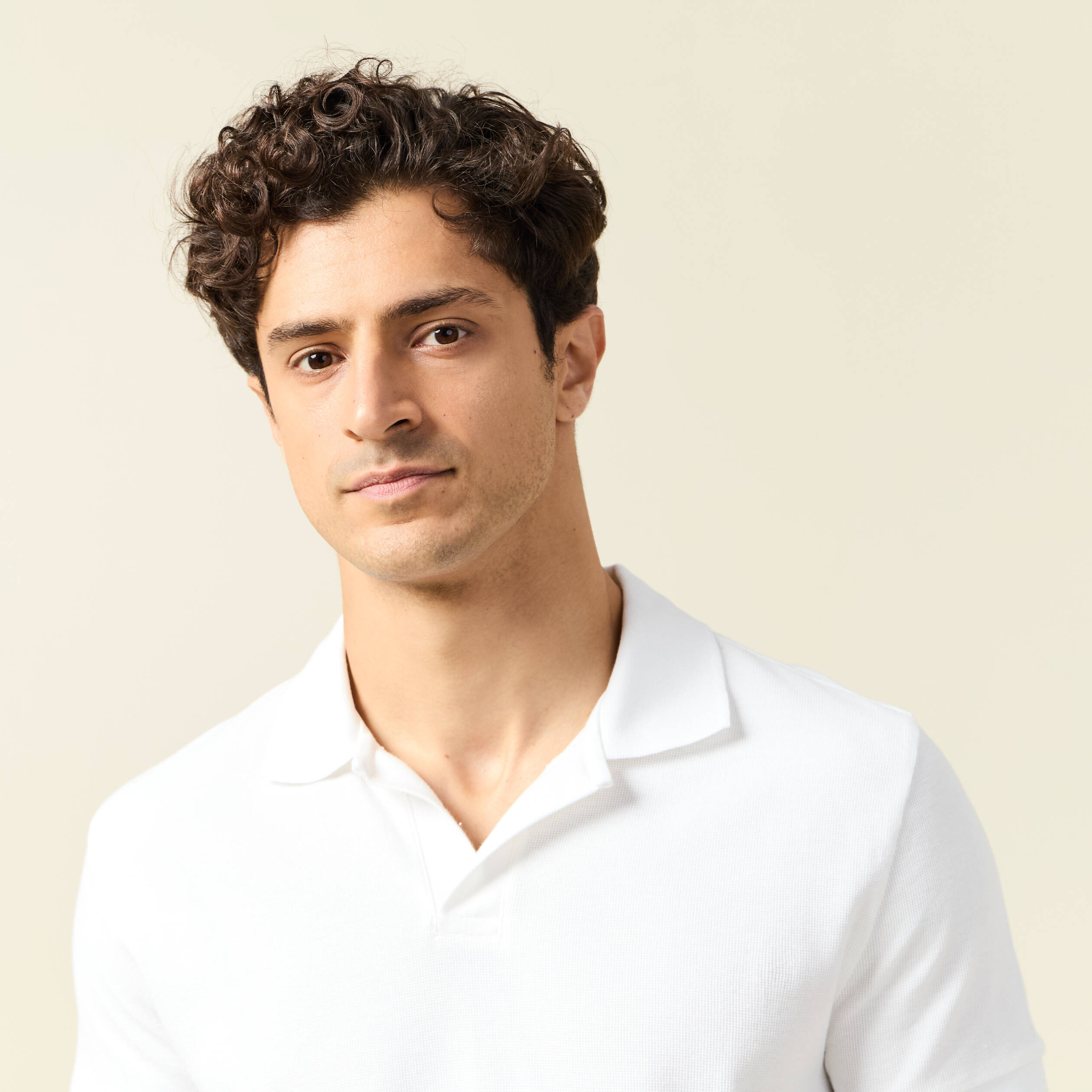 Polo cintr&eacute; col cubain manches courtes blanc homme