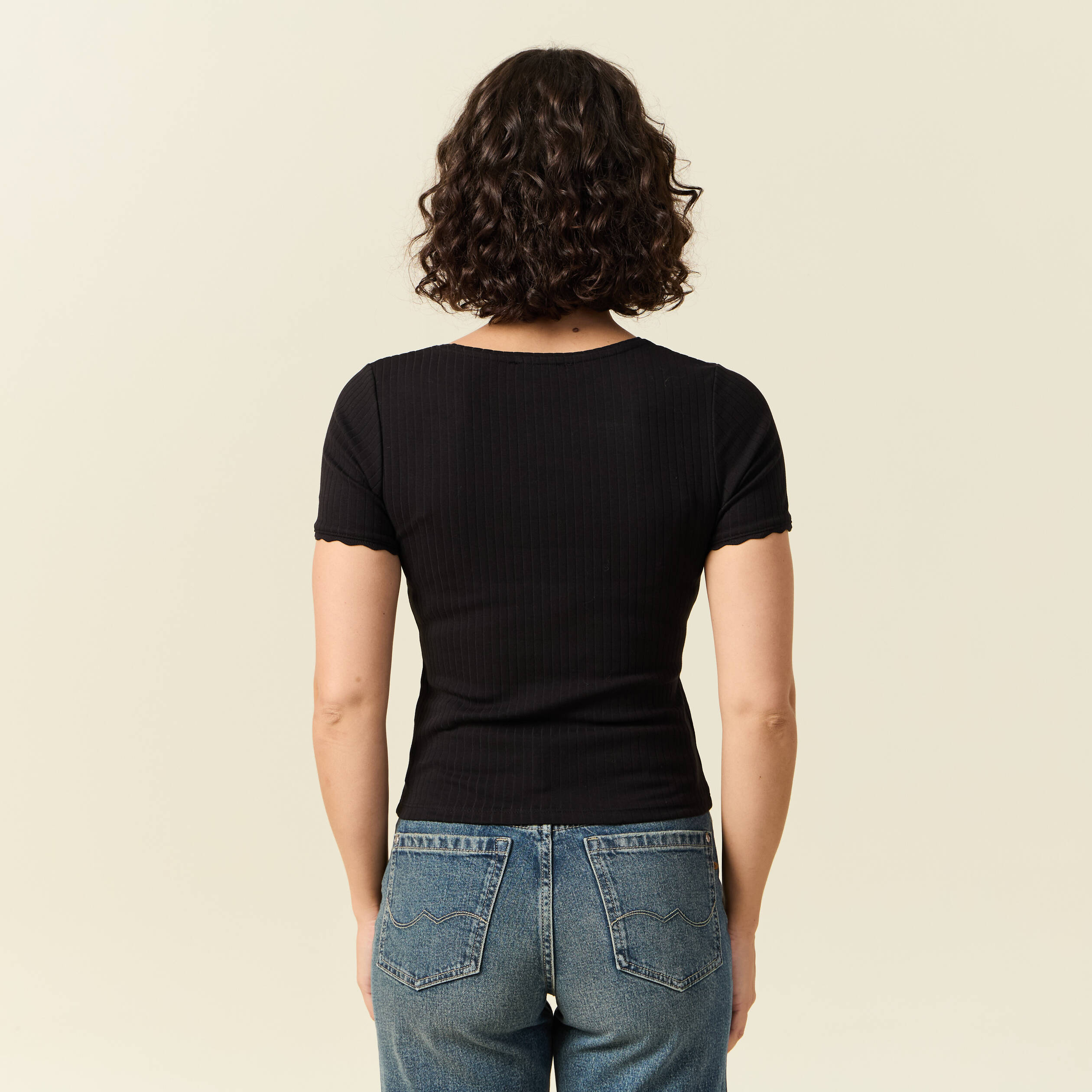 T-shirt manches courtes c&ocirc;tel&eacute; noir femme
