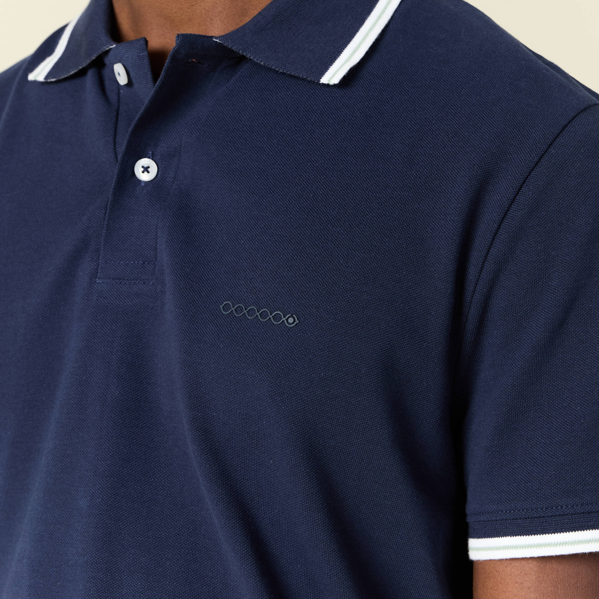 Polo cintr&eacute; en coton manches courtes bleu marine homme