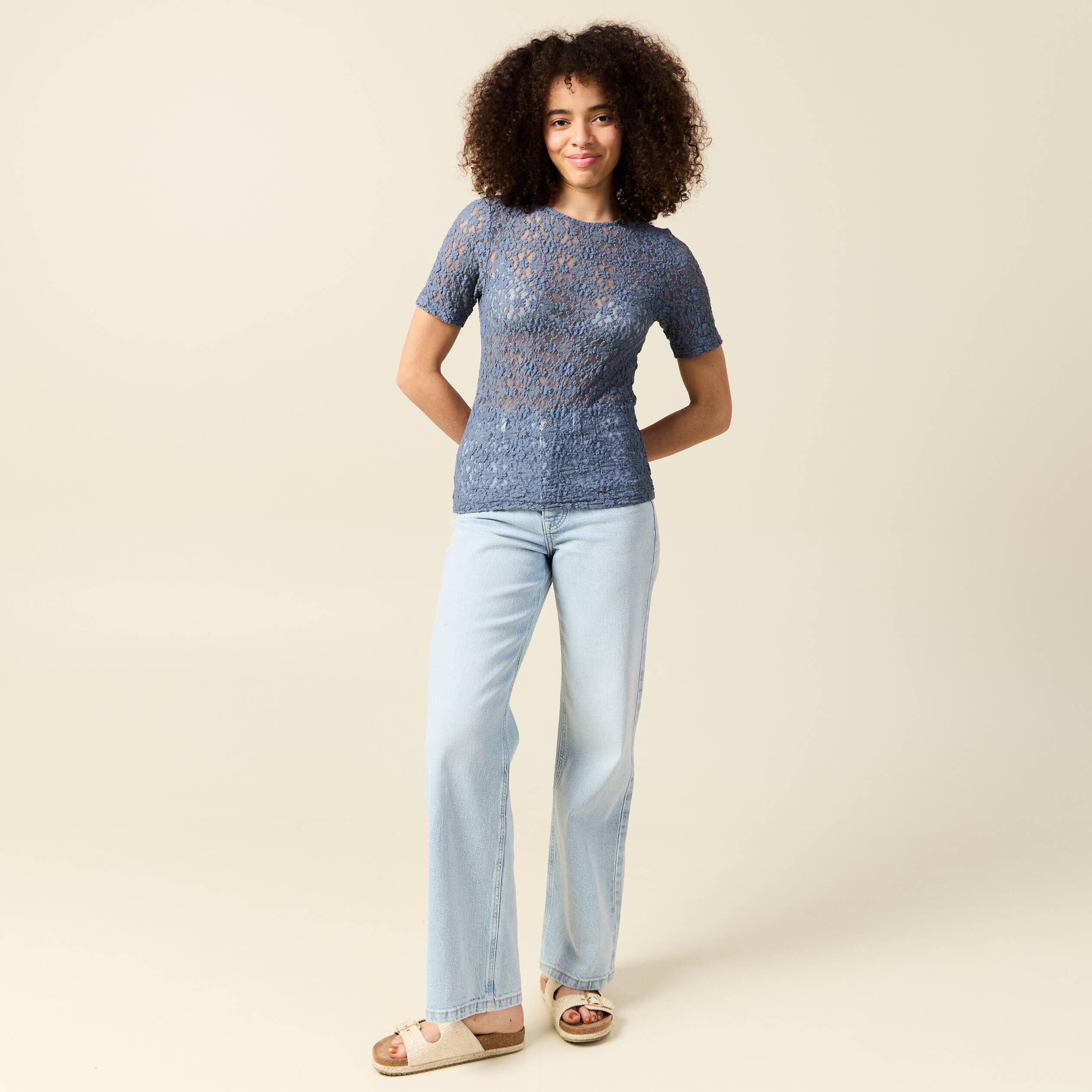 T-shirt cintr&eacute; col rond dentelle bleu gris femme