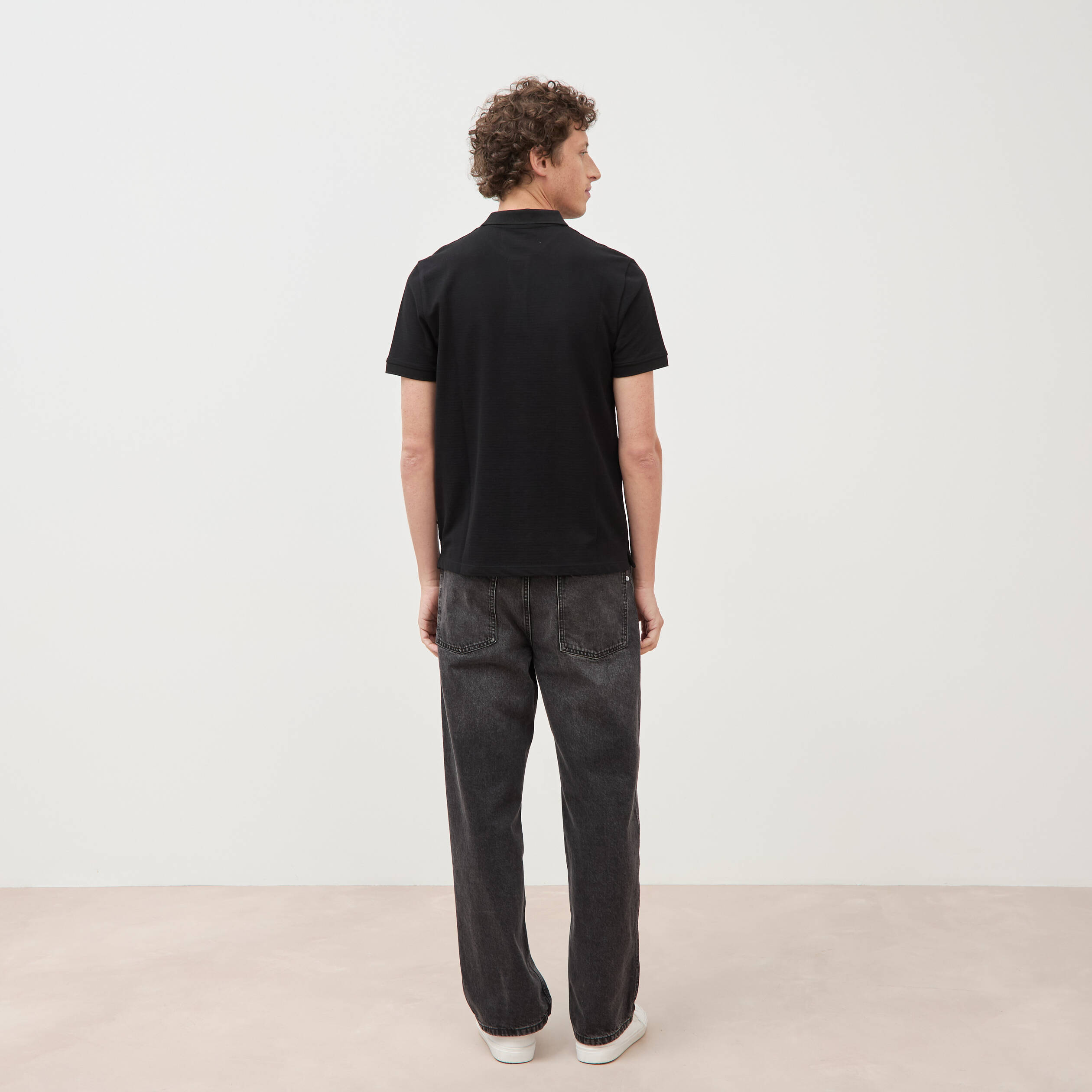 Polo cintr&eacute; en coton manches courtes noir homme