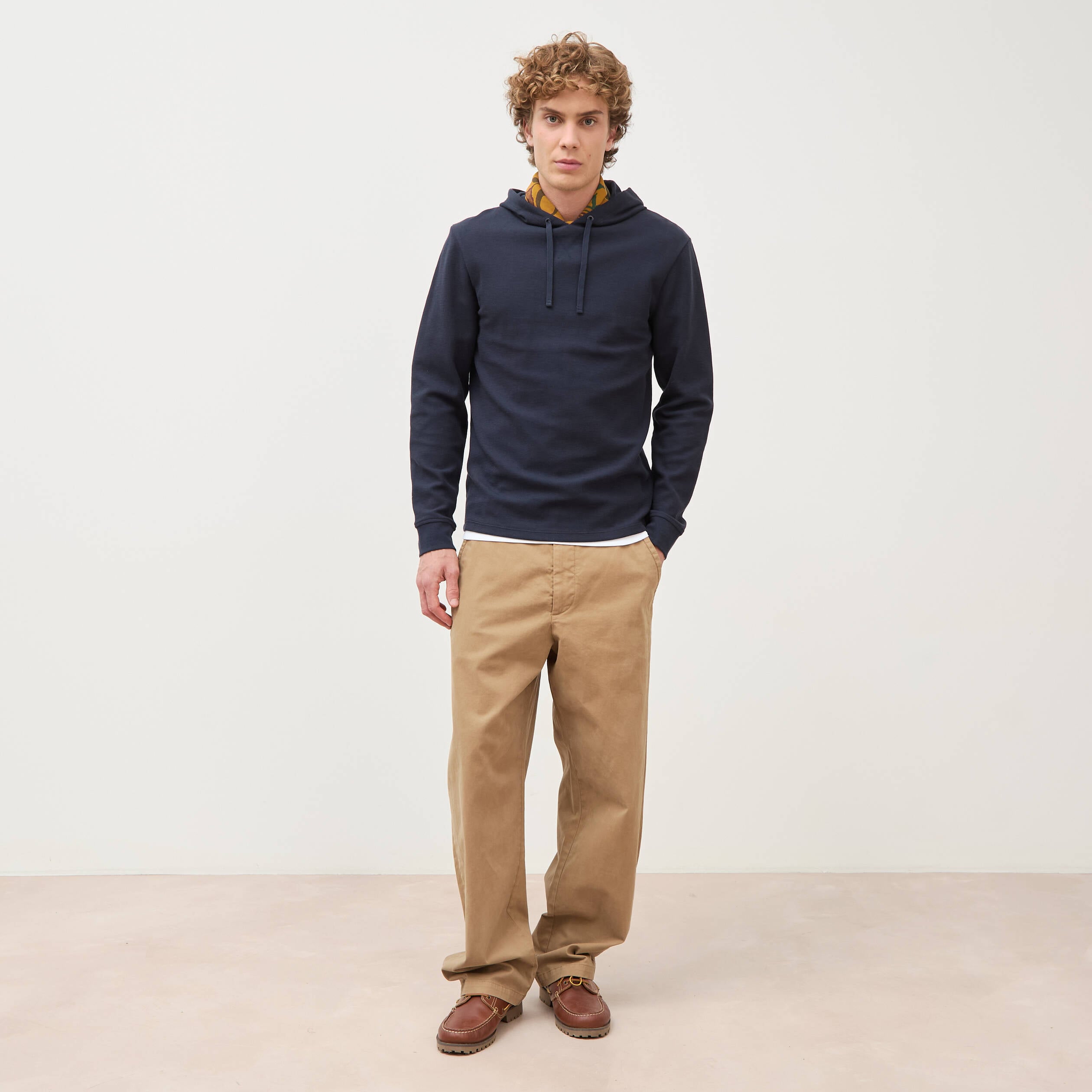 T-shirt &agrave; capuche bleu marine homme