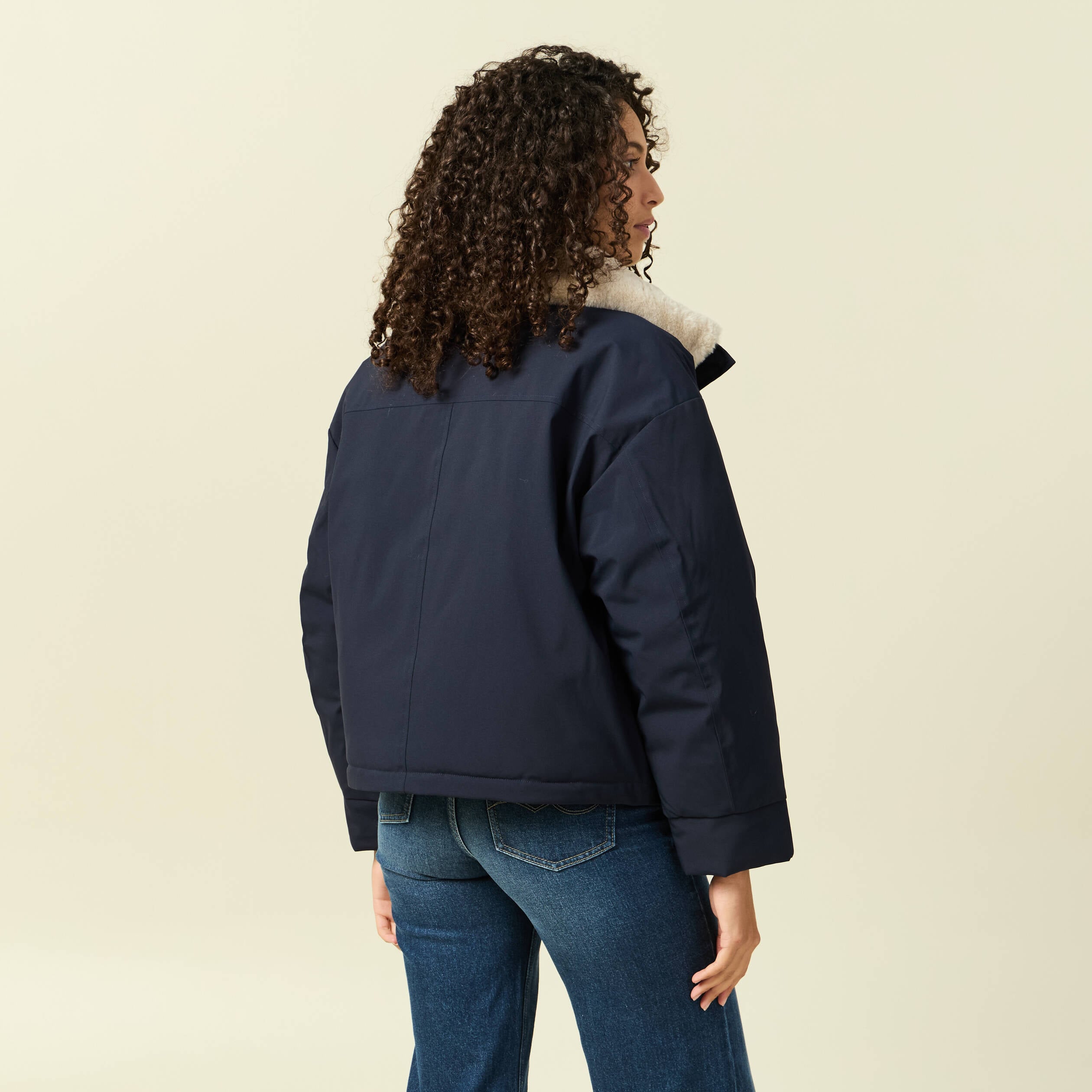 Veste droite courte col classique bleu fonc&eacute; femme