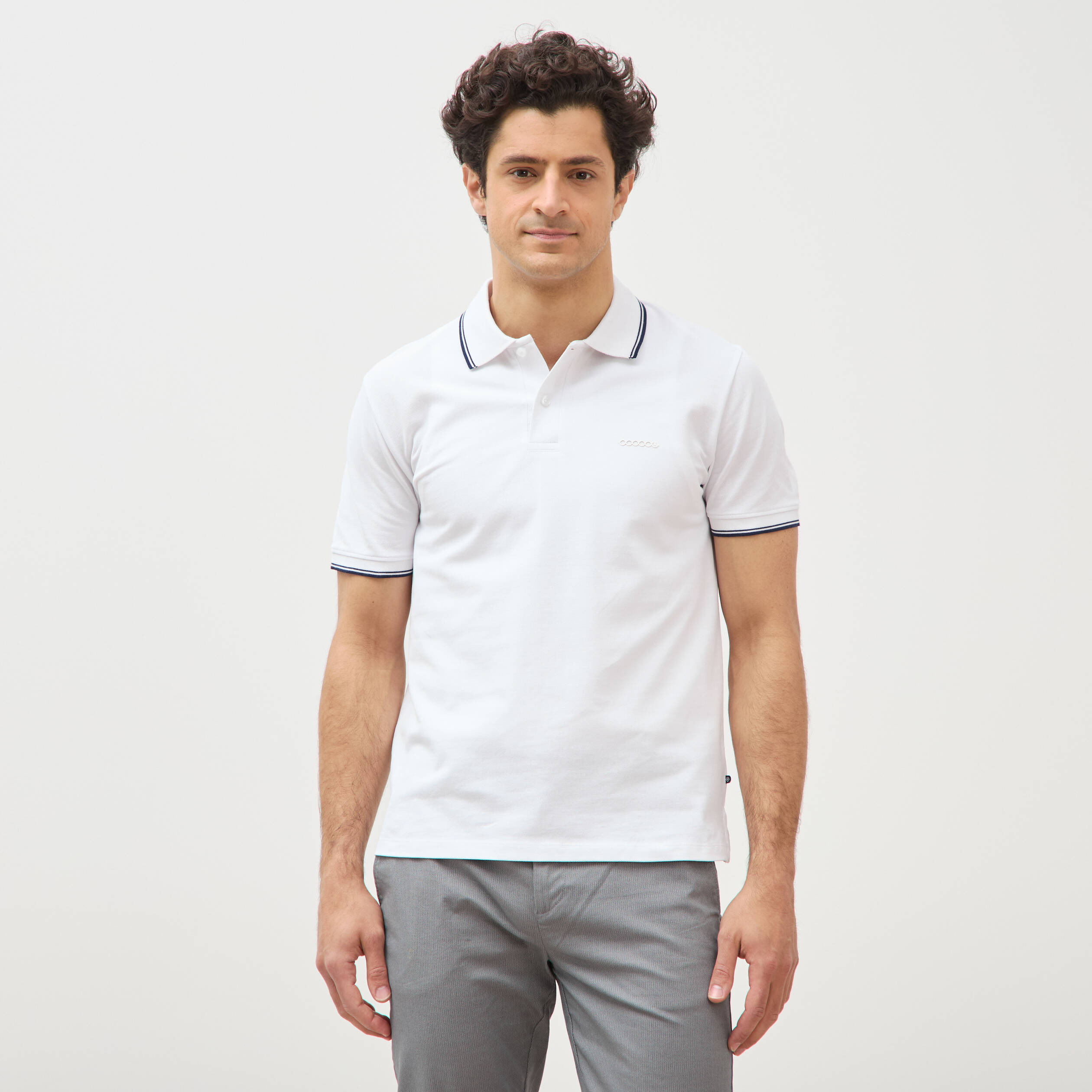 Polo cintr&eacute; en coton manches courtes blanc homme