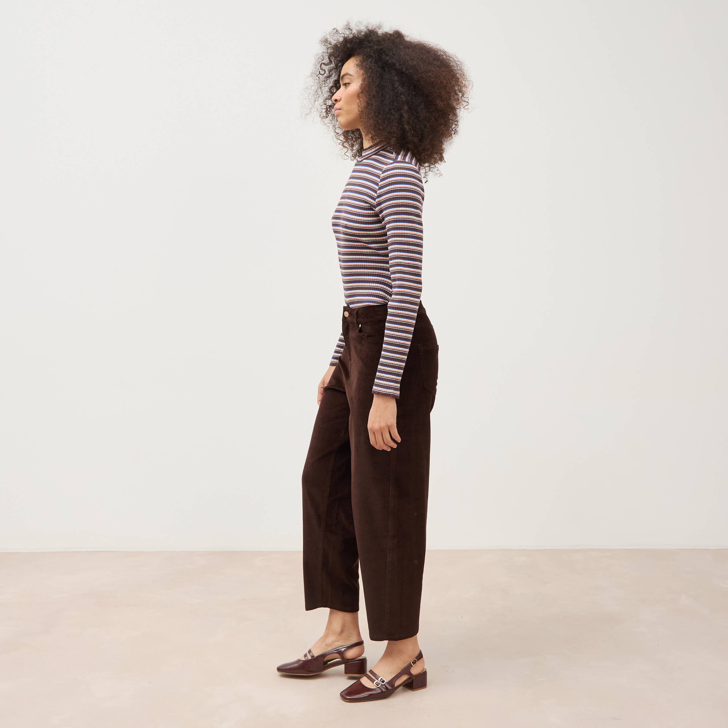 Pantalon taille haute velours resserr&eacute; marron femme