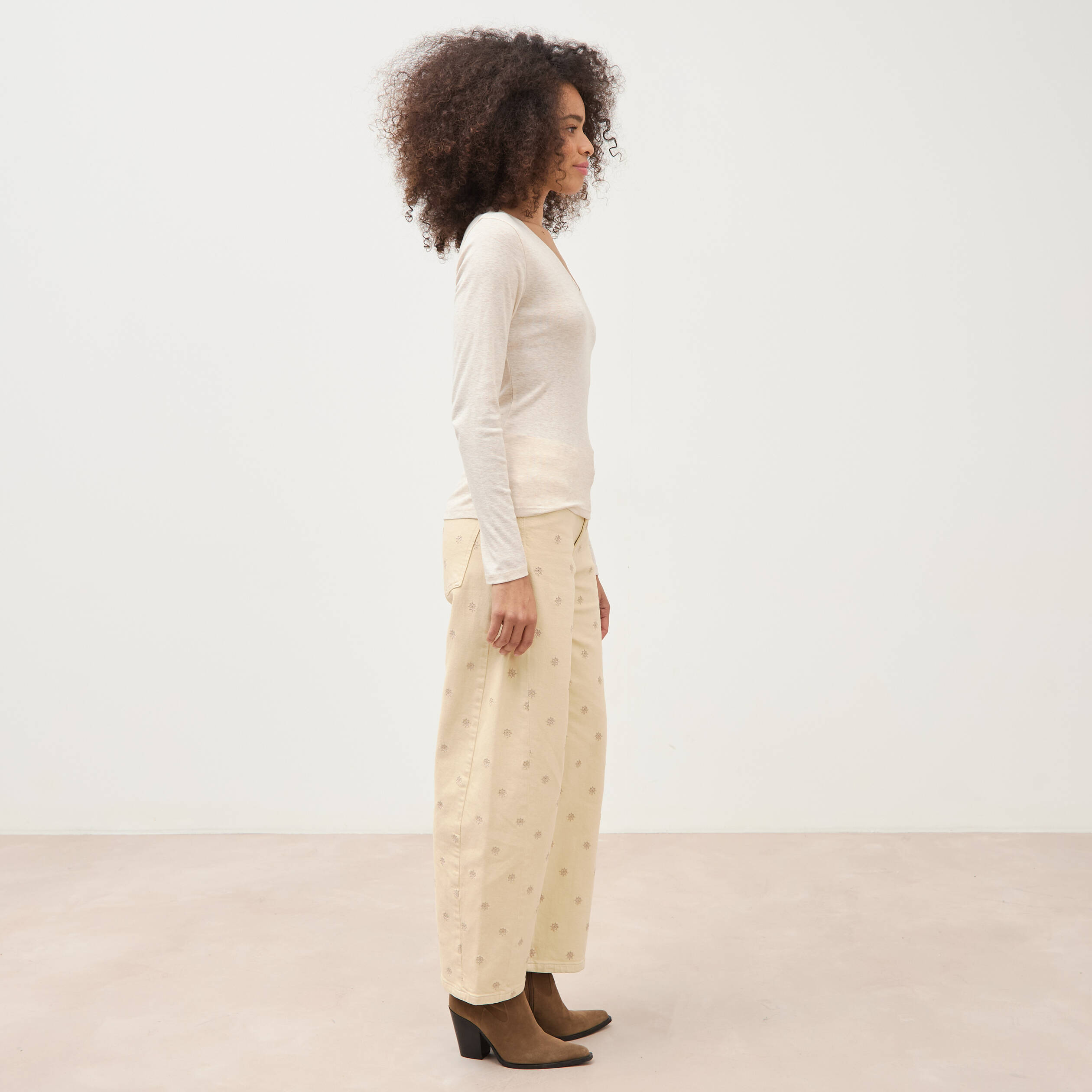 T-shirt cintr&eacute; col v manches longues beige femme
