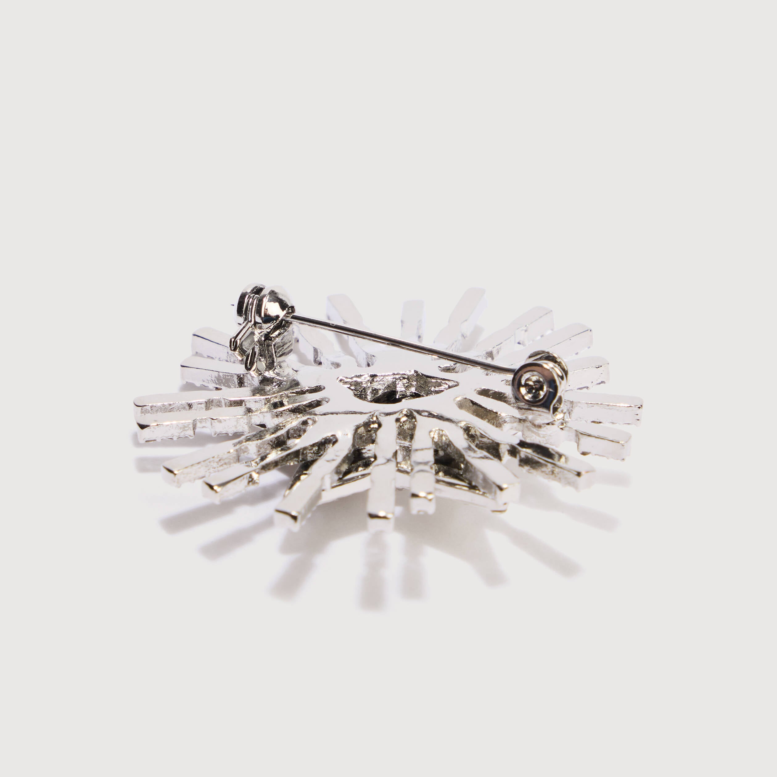 Broche avec strass couleur argent femme