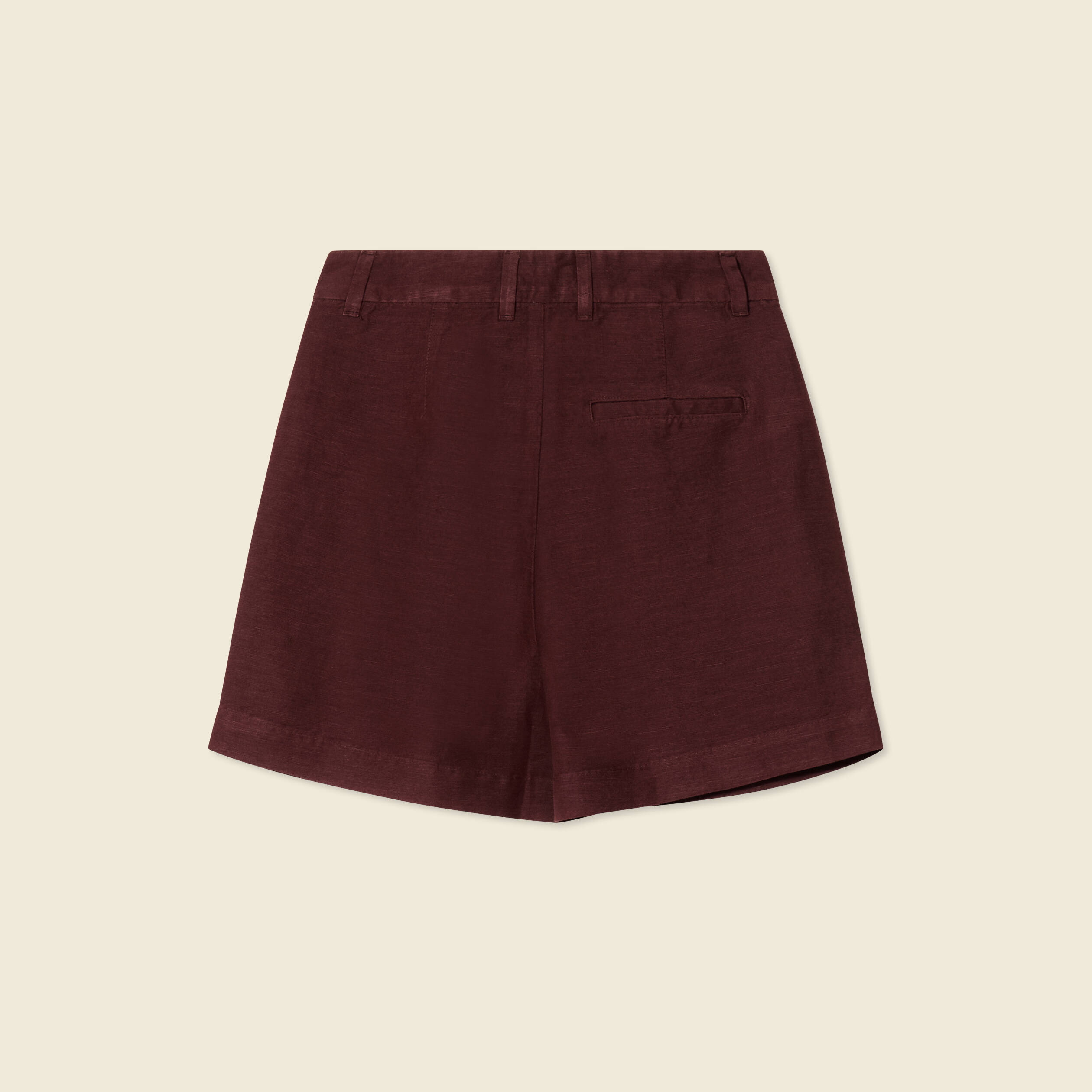 short droit avec pinces bordeaux femme Short droit avec pinces bordeaux femme