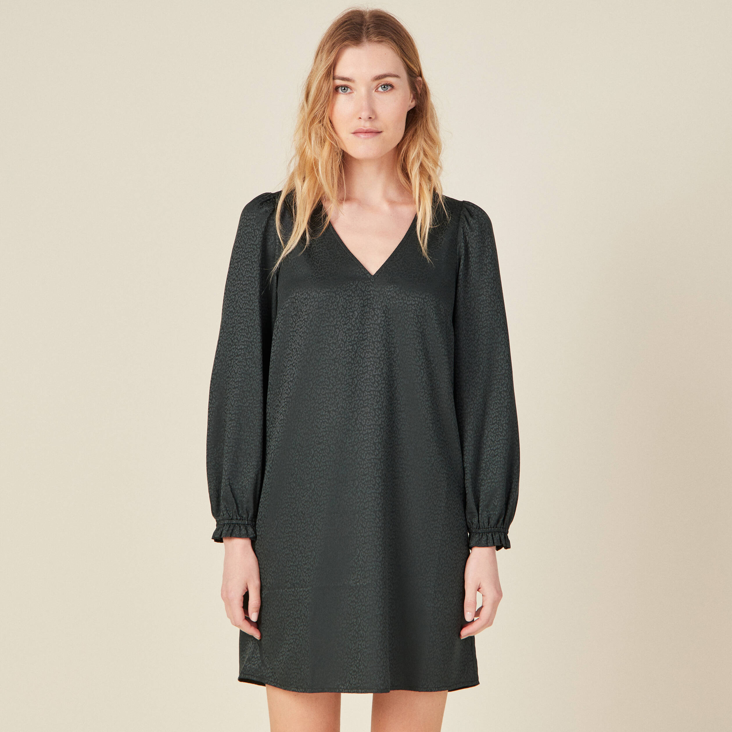 robe droite col en v satin vert fonce femme Robe droite col en V satin vert foncé femme