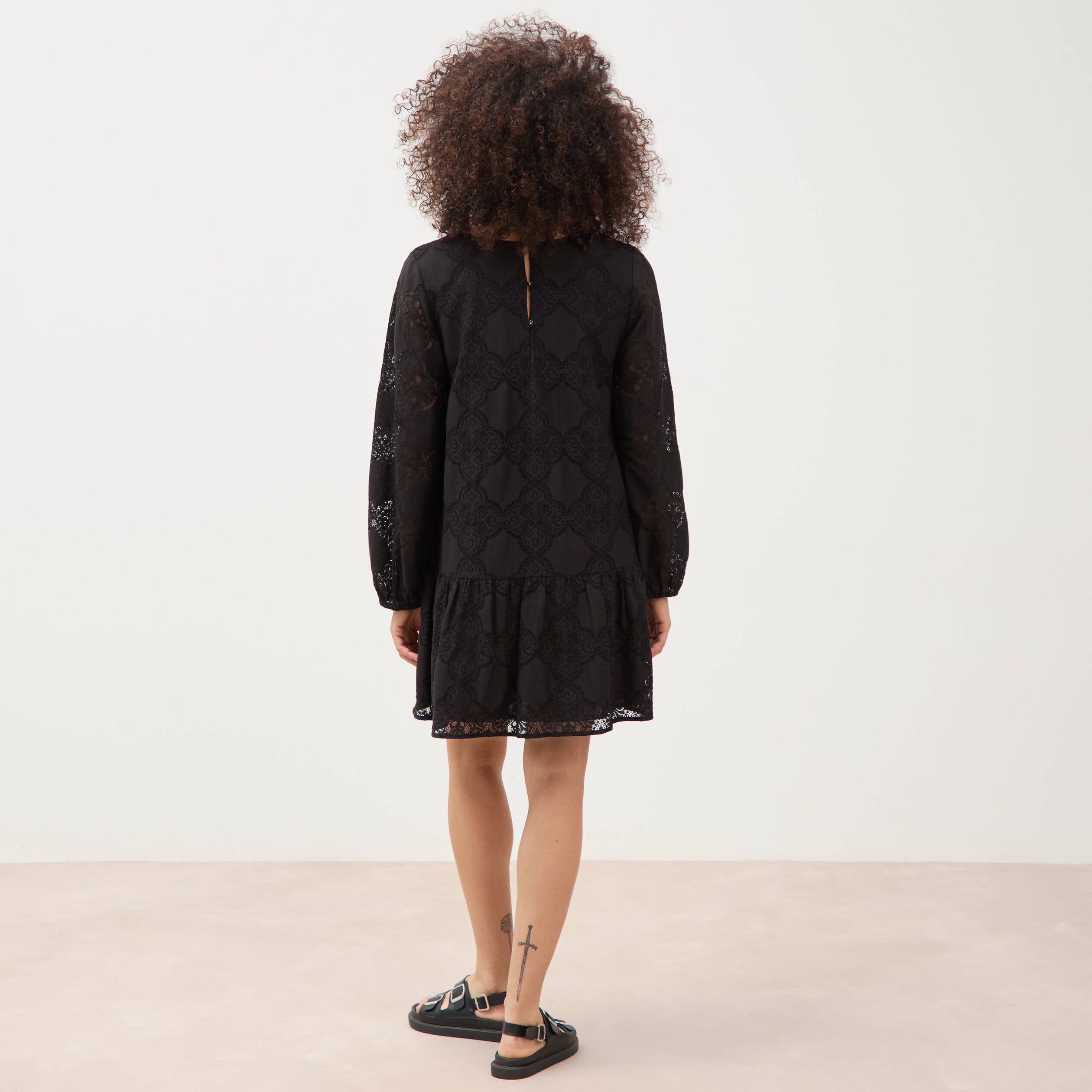 Robe dentelle manches longues doubl&eacute;e noir femme