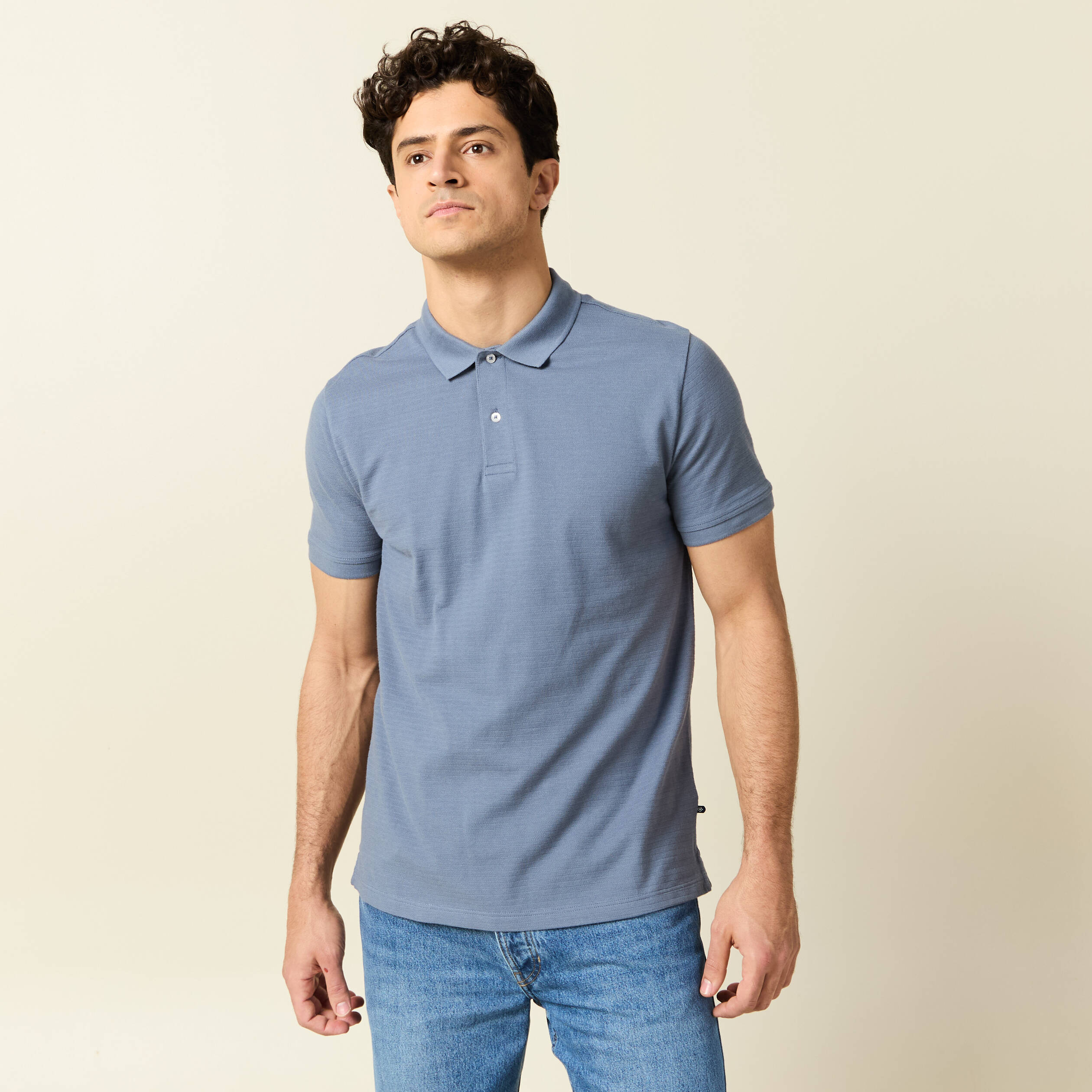 Polo cintr&eacute; en coton manches courtes bleu fonc&eacute; homme