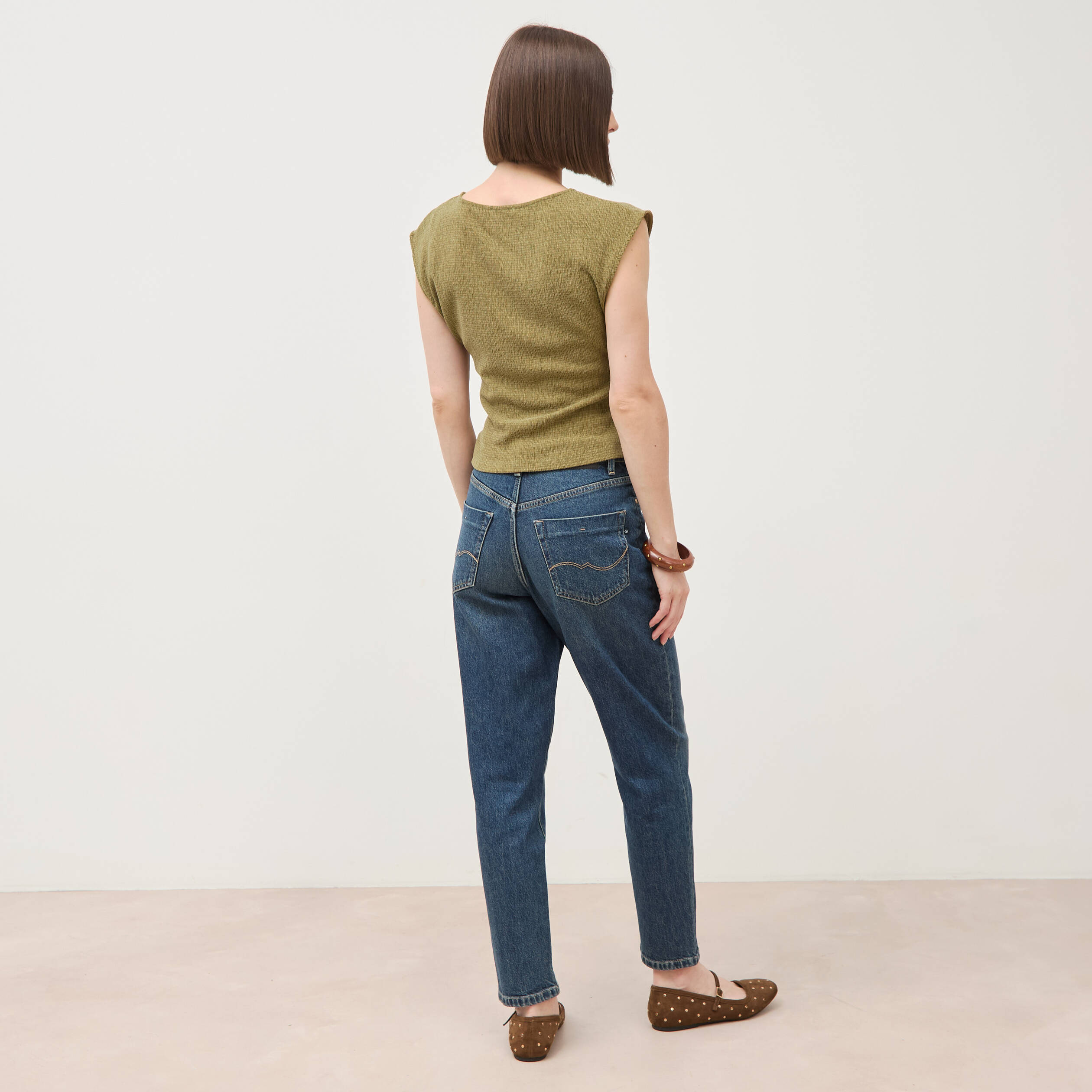 T-shirt ajust&eacute; sans manches vert kaki femme