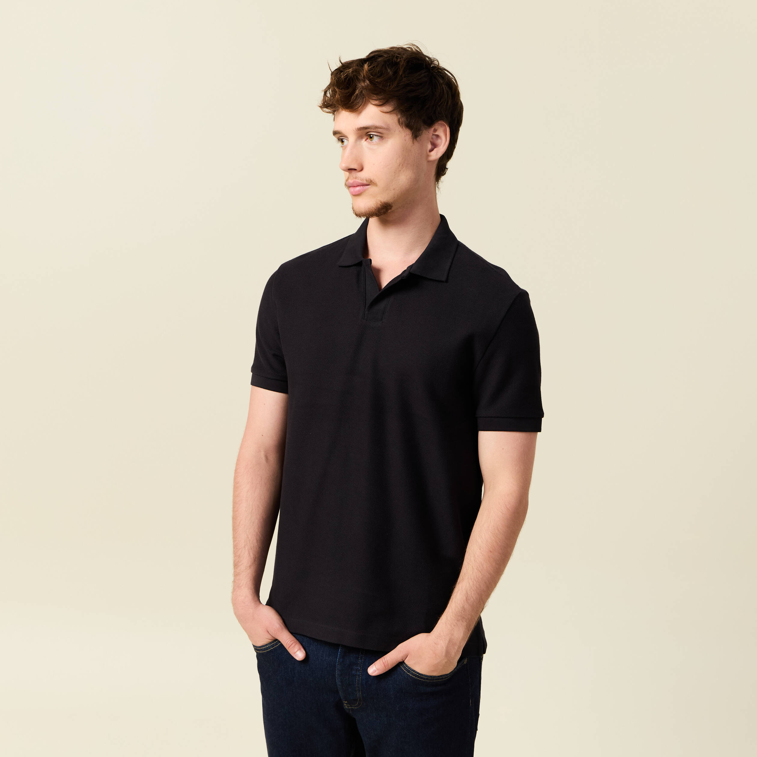 Polo cintr&eacute; manches courtes en coton noir homme