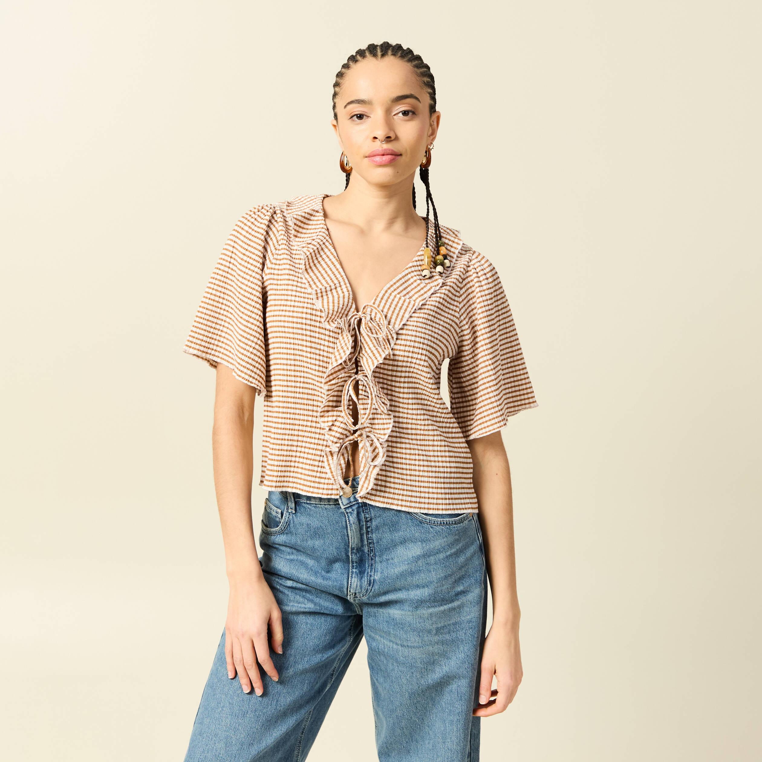 T-shirt col V &agrave; volants manches courtes marron clair femme