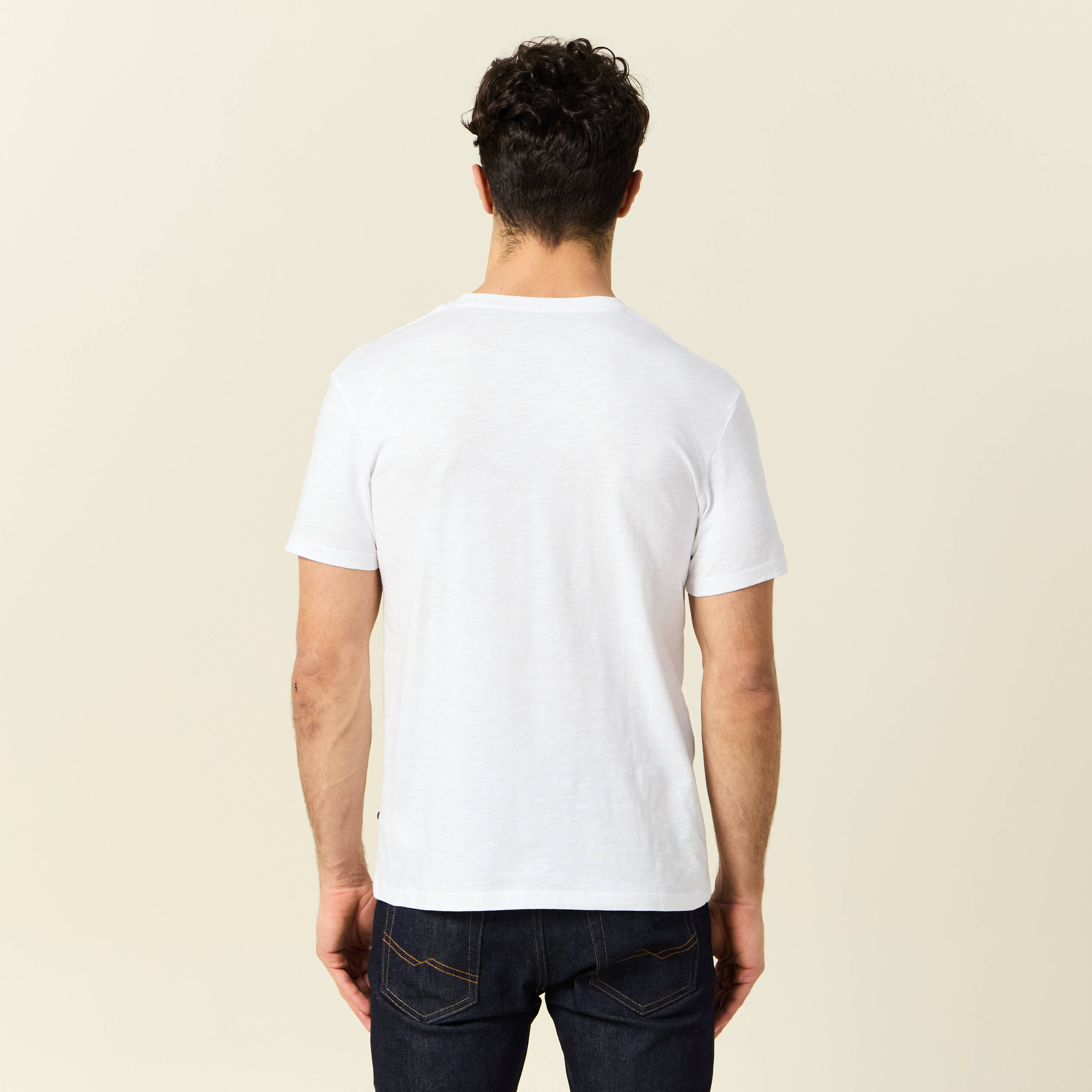 T-shirt ajust&eacute; col rond manches courtes blanc homme
