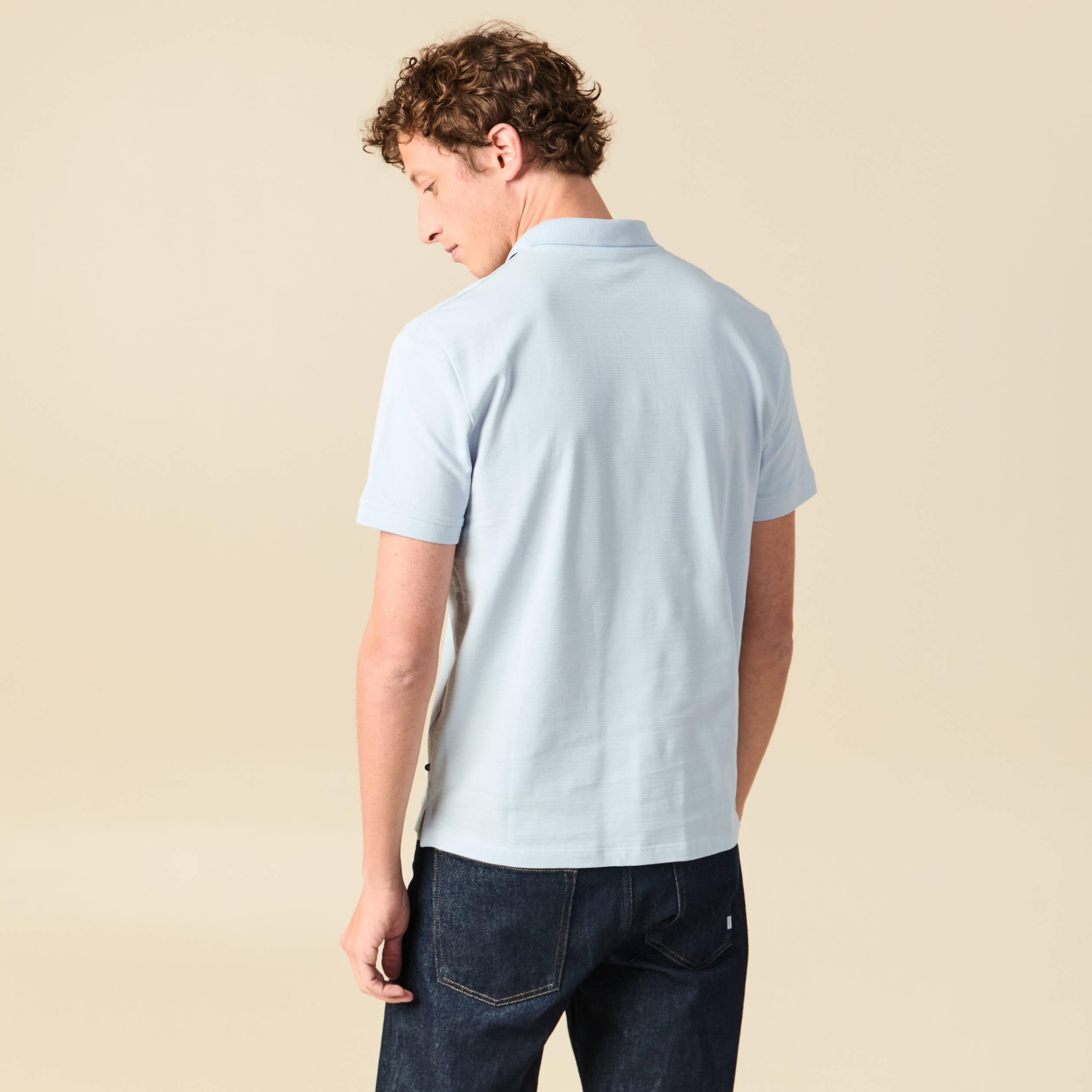 Polo cintr&eacute; en coton manches courtes bleu clair homme