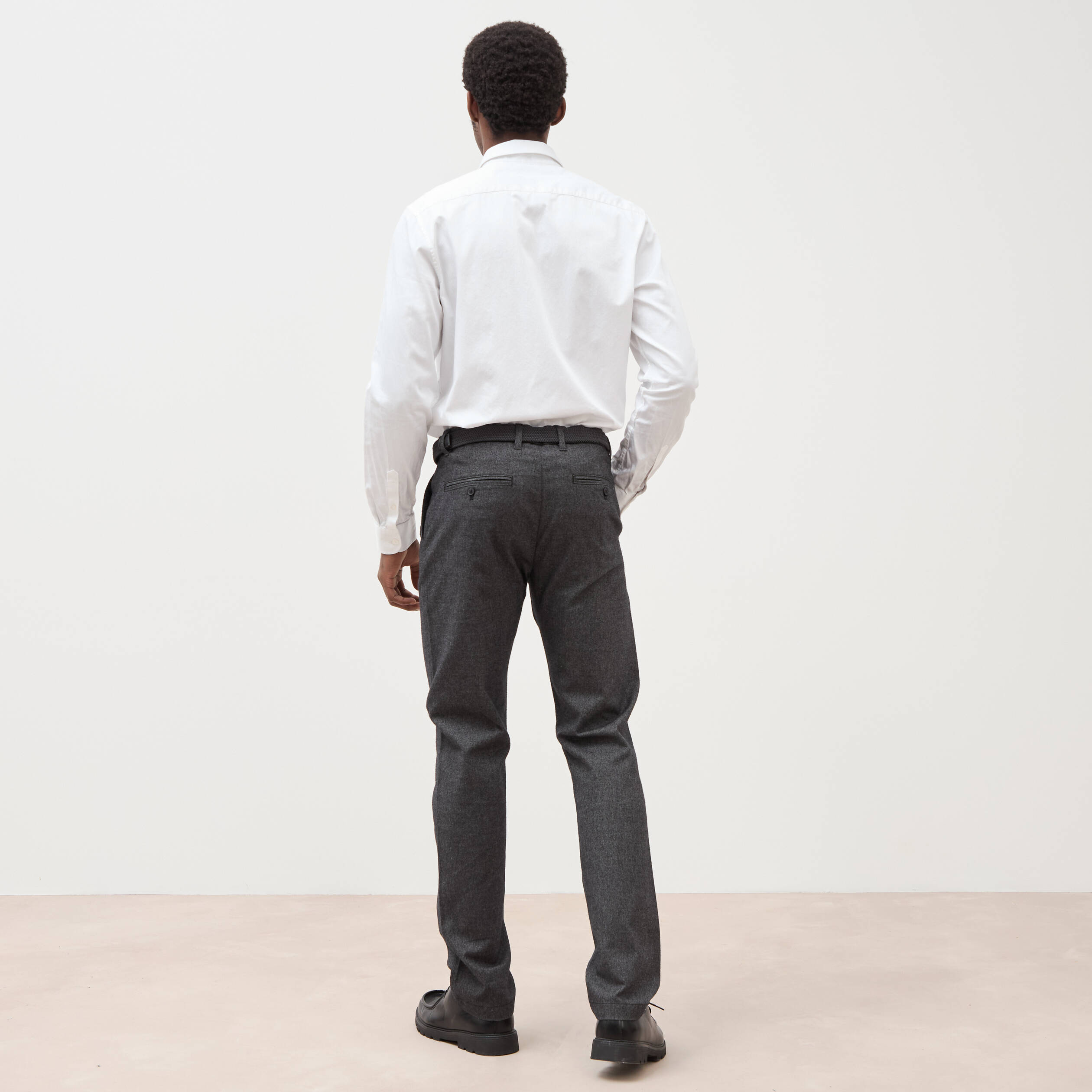 Pantalon chino avec ceinture gris fonc&eacute; homme