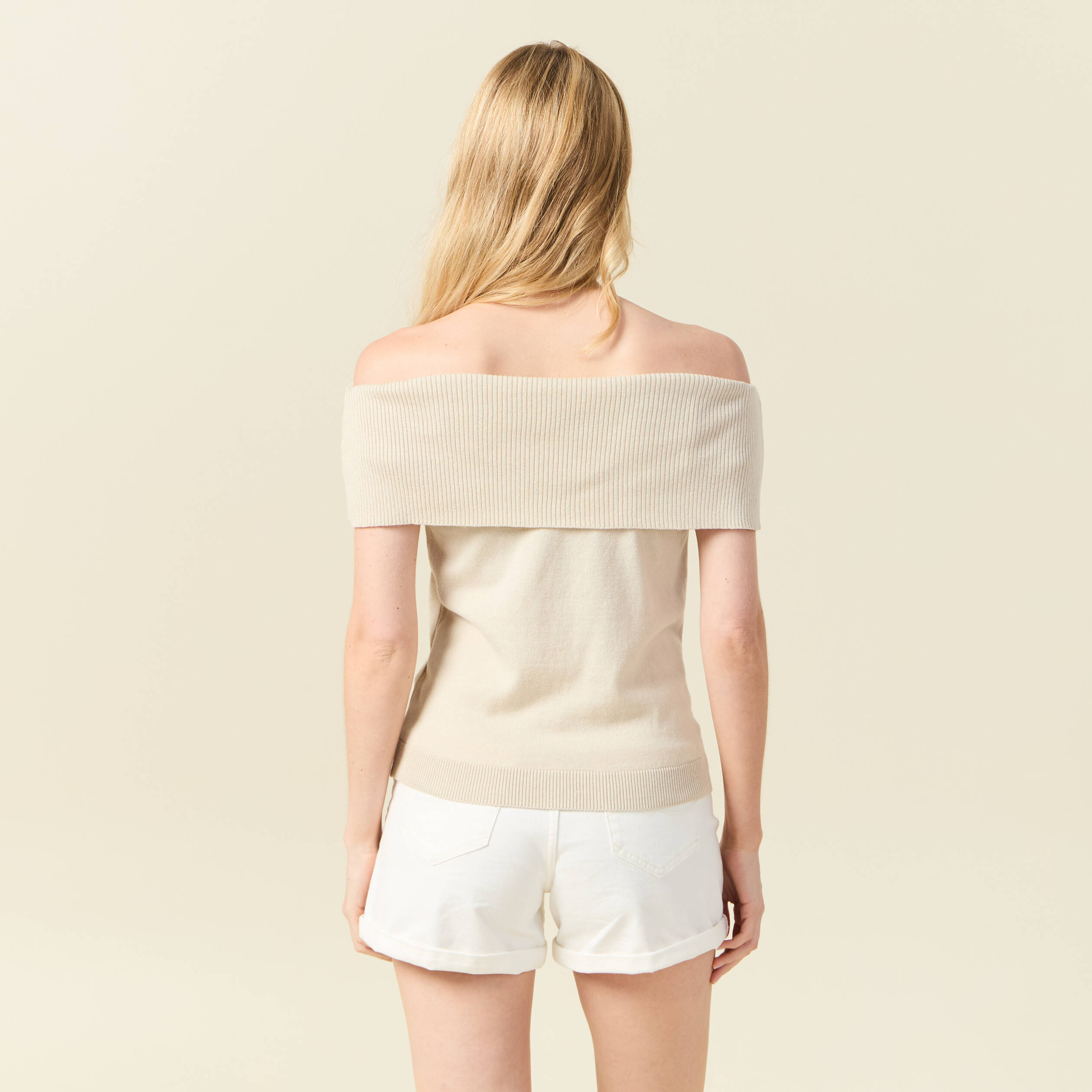 D&eacute;bardeur tricot sans manches creme femme