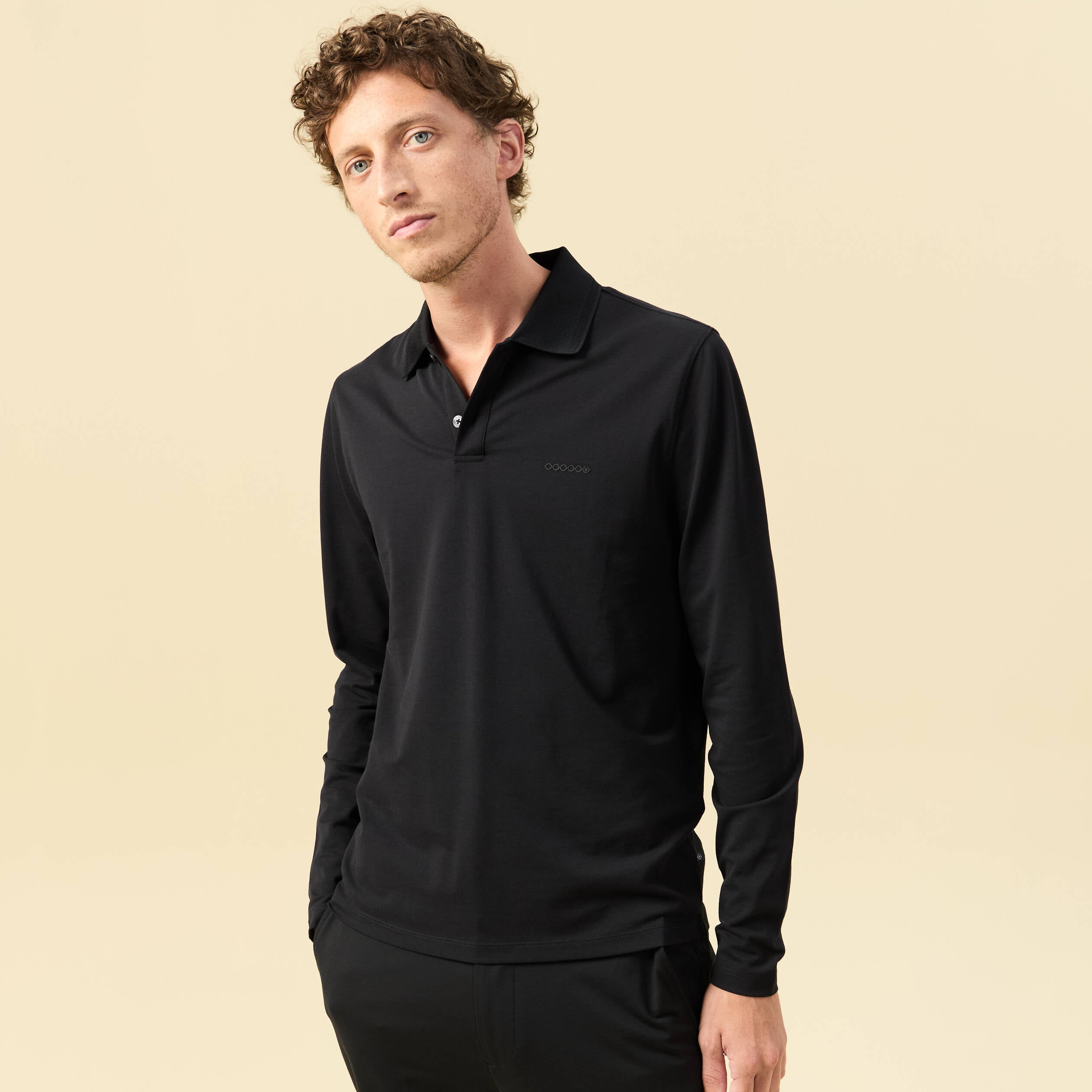 Polo cintr&eacute; manches longues noir homme