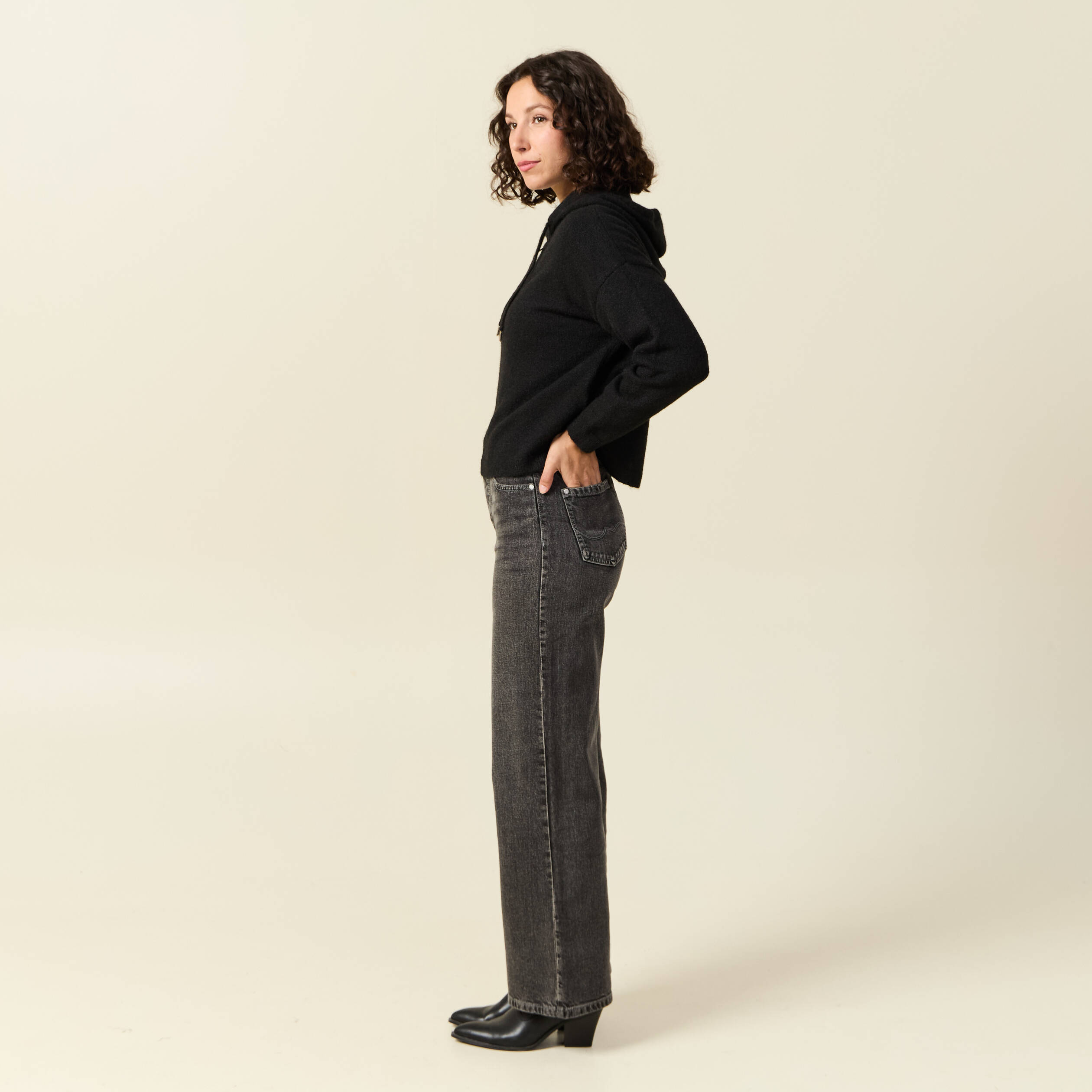 Pull &agrave; capuche zipp&eacute; noir femme