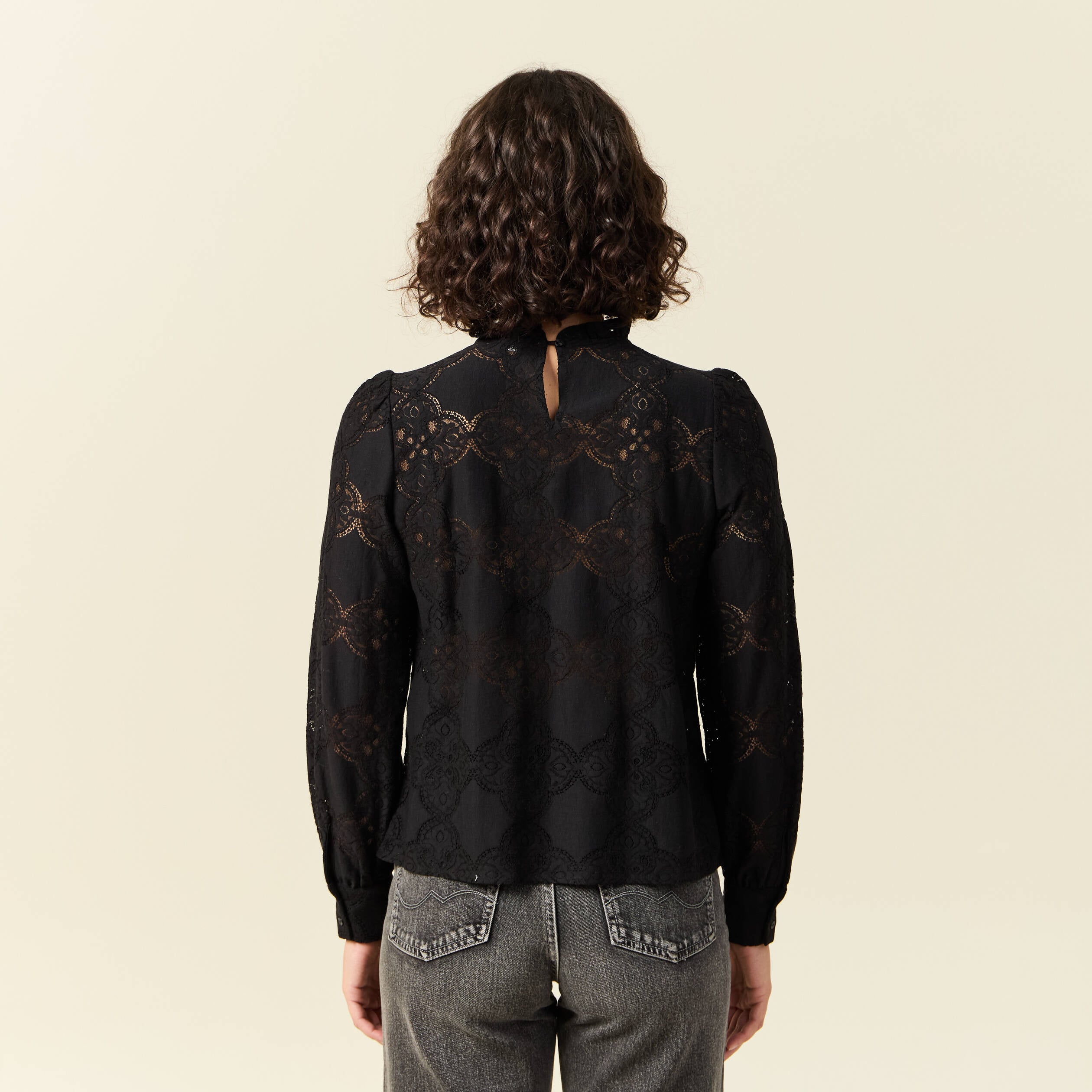 Blouse cintr&eacute;e dentelle manches longues noir femme