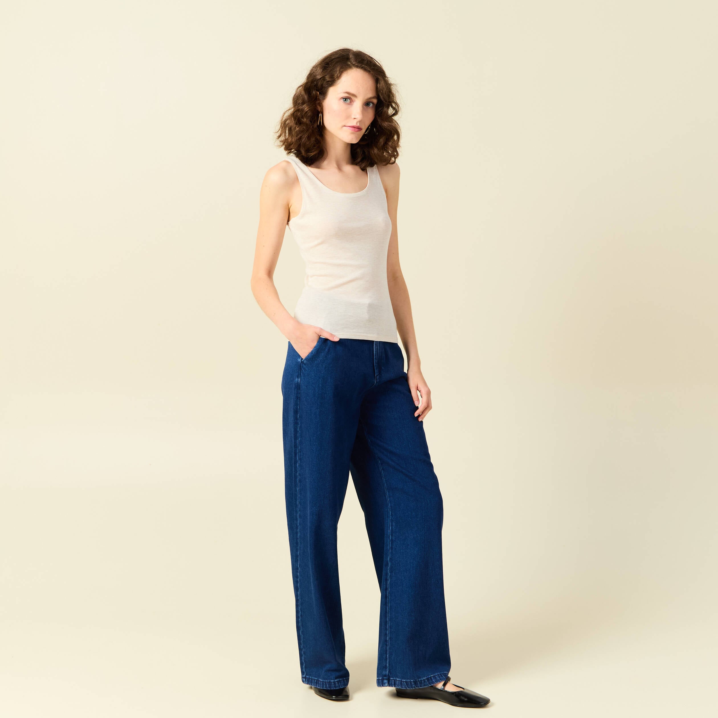D&eacute;bardeur cintr&eacute; d&eacute;collet&eacute; sans manches beige femme