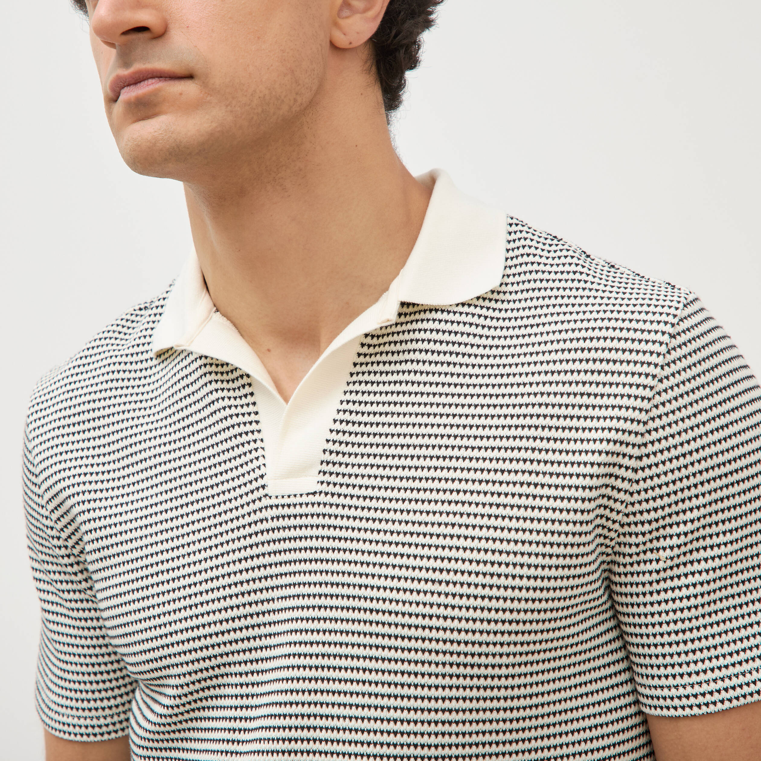 Polo cintr&eacute; manches courtes col cubain ecru homme