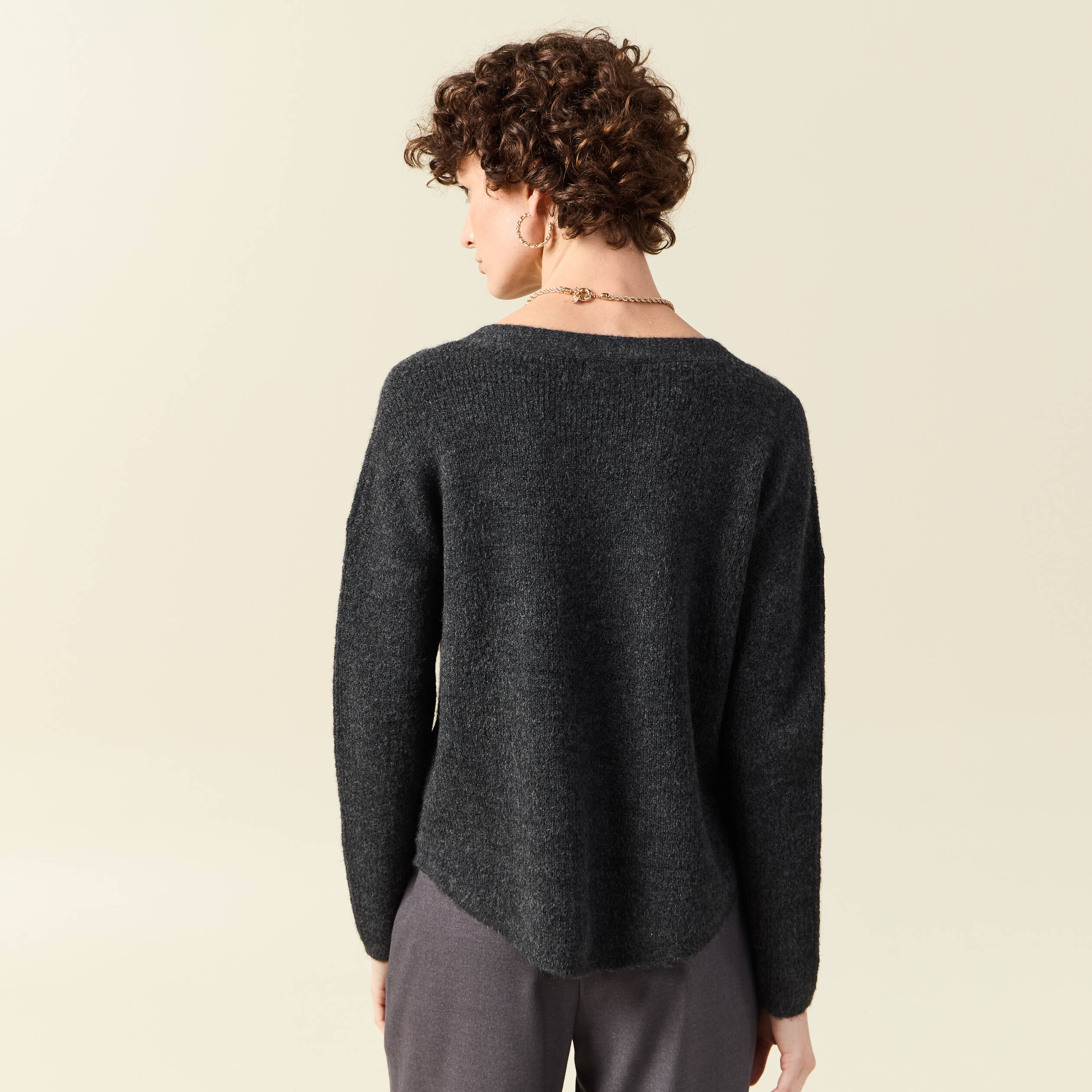 pull manches longues col en v gris fonce femme Pull manches longues col en V gris foncé femme