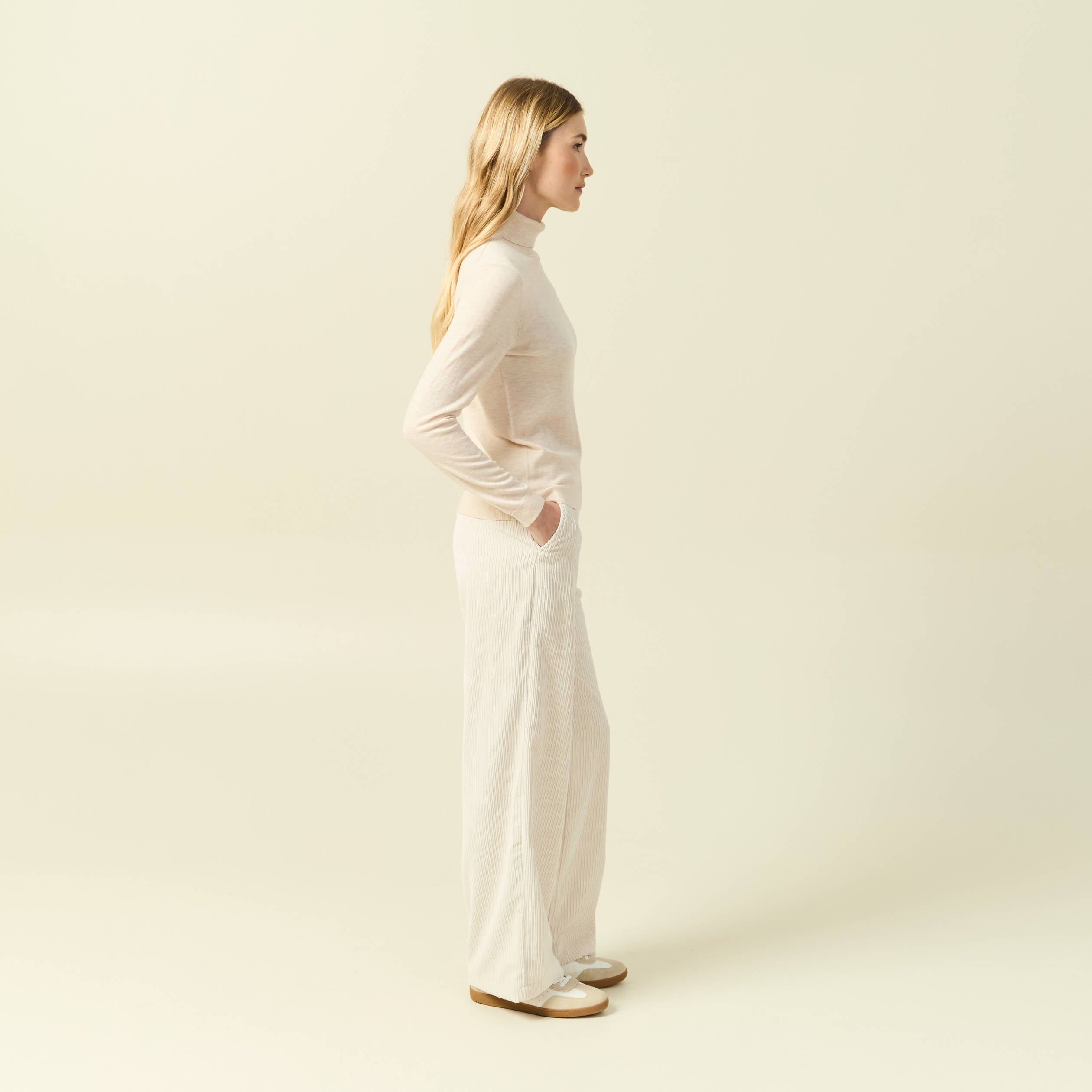 Pull fin col roul&eacute; manches longues creme femme