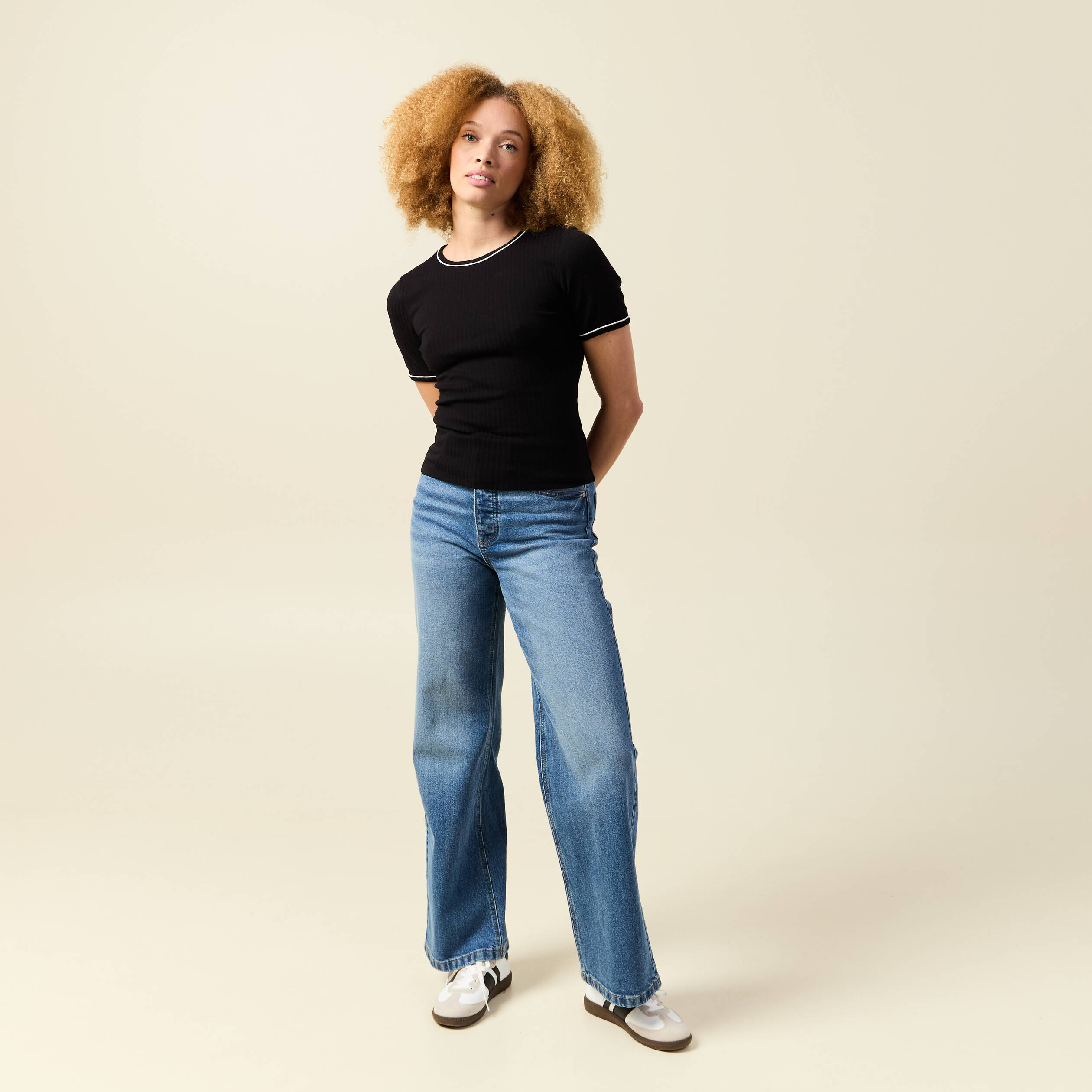 T-shirt ajust&eacute; court manches courtes noir femme