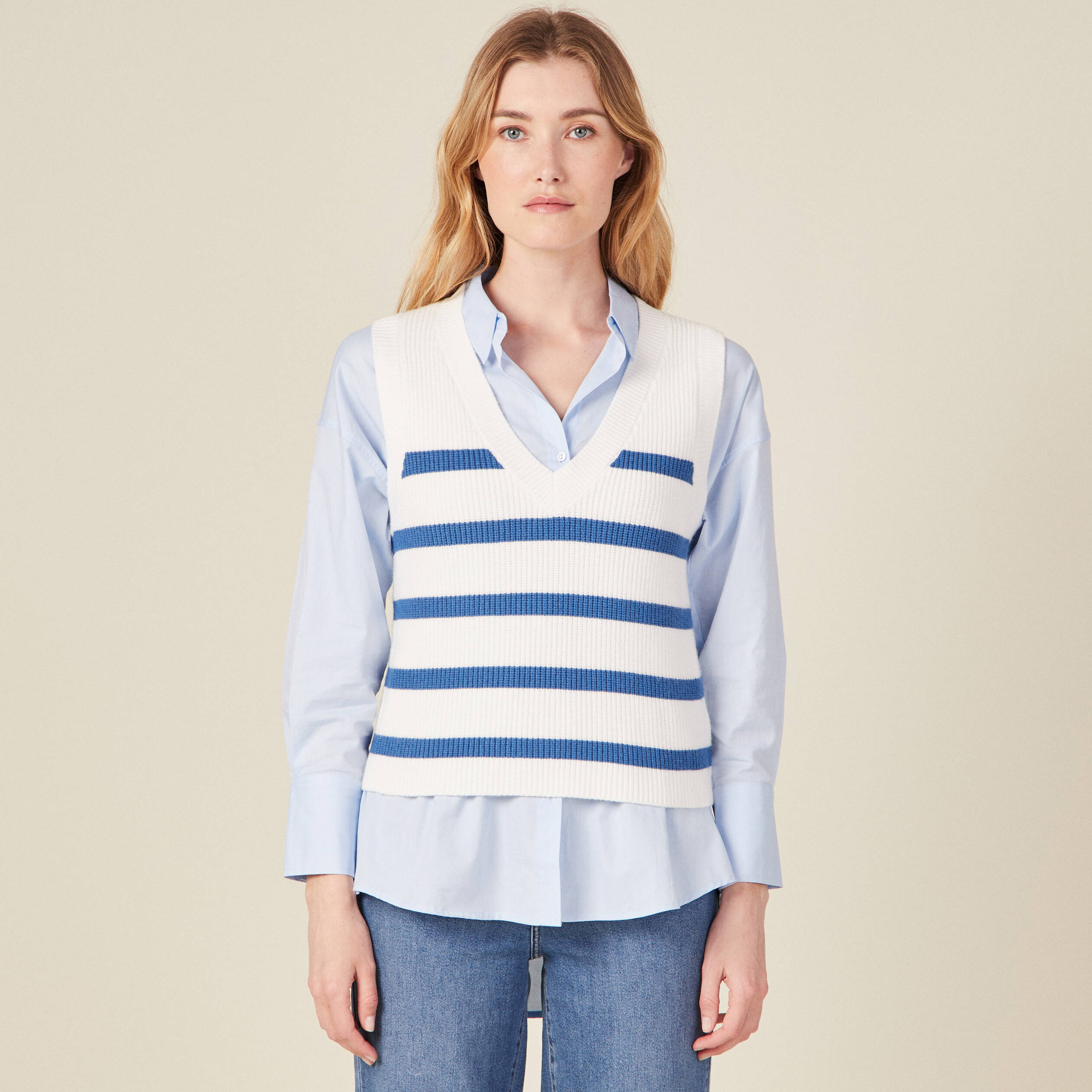 Pull droit court sans manches col v ecru femme