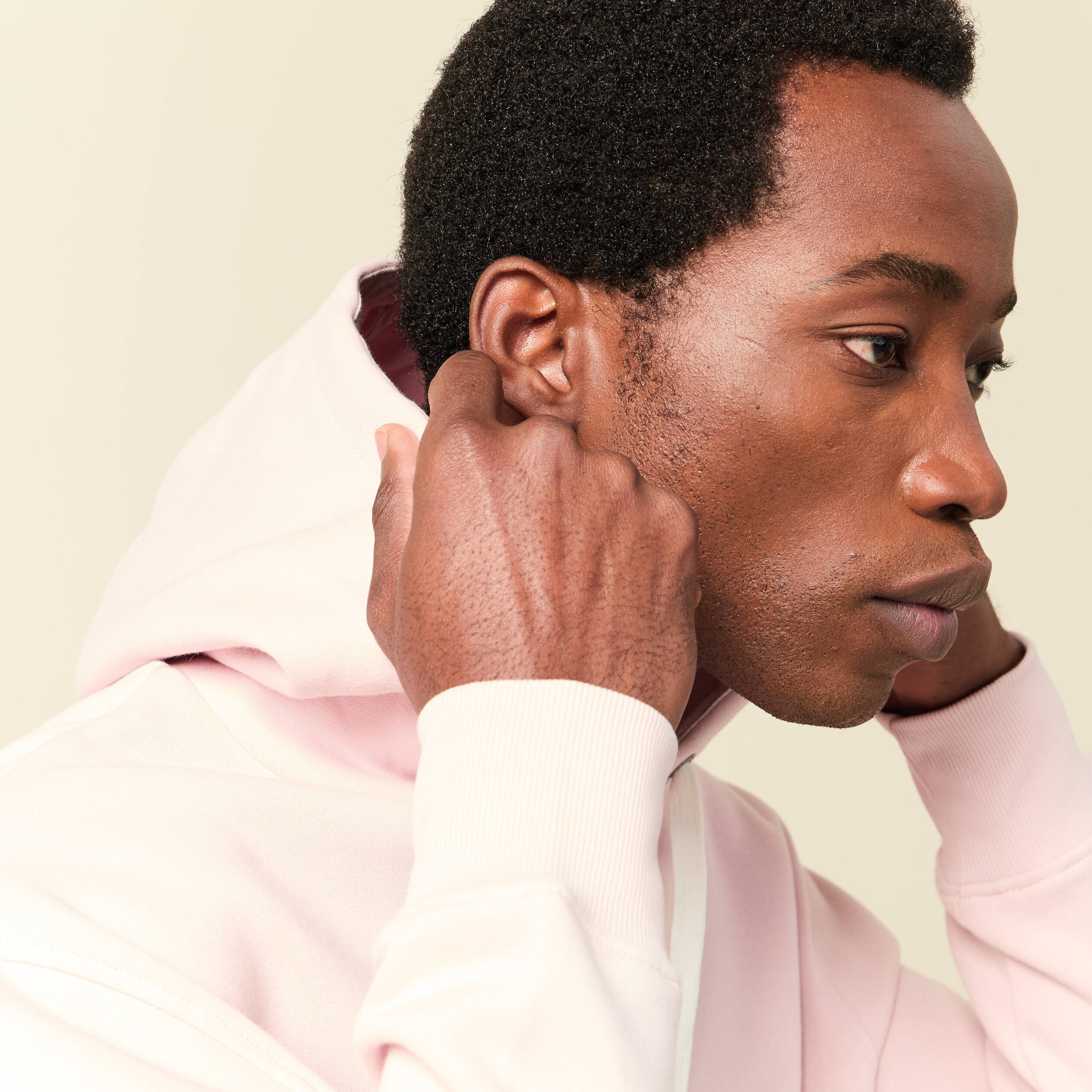 Sweat &agrave; capuche rose poudr&eacute;e homme