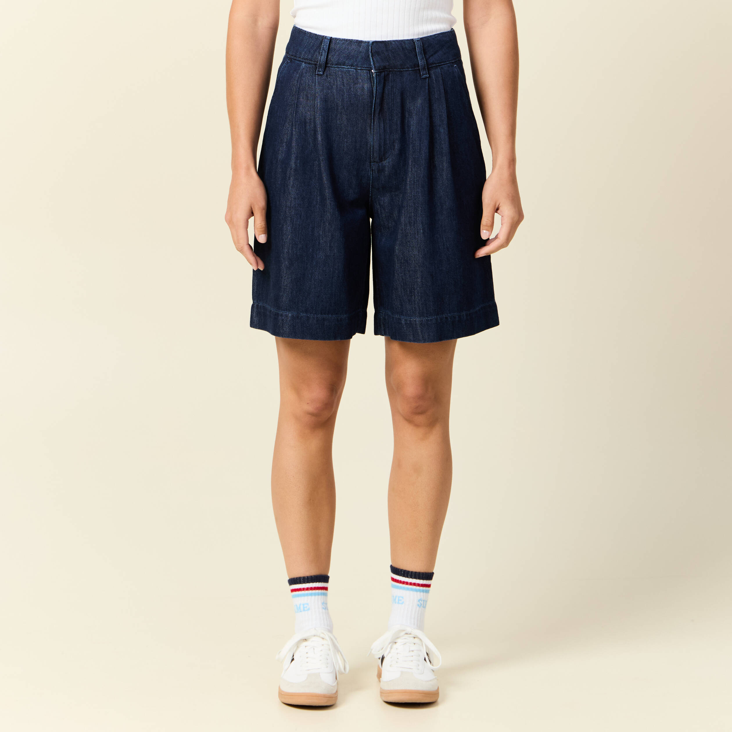 bermuda droit pinces en jean denim brut femme Bermuda droit pinces en jean denim brut femme