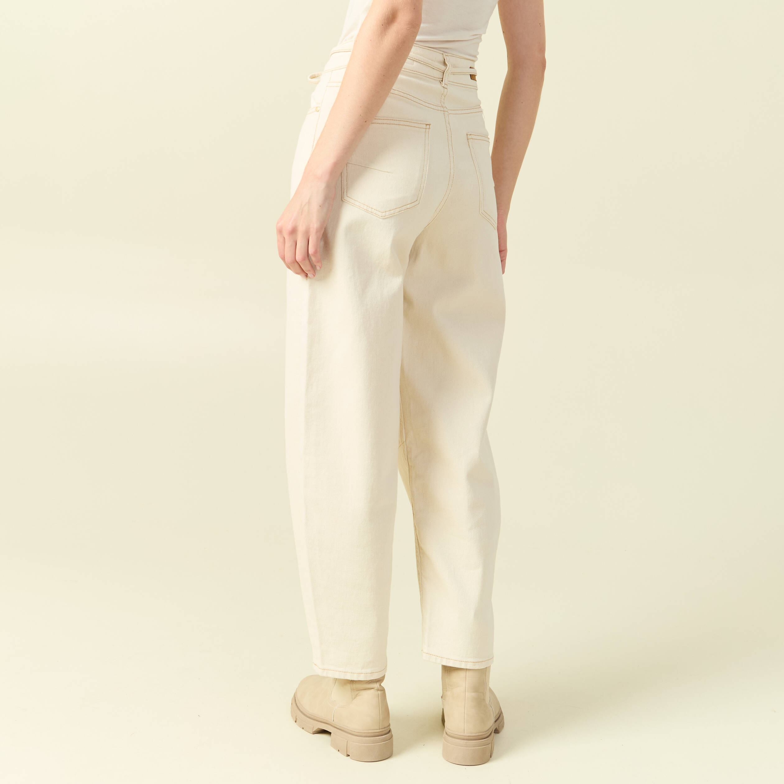 Jeans barrel 7/8&egrave;me avec ceinture denim blanc femme