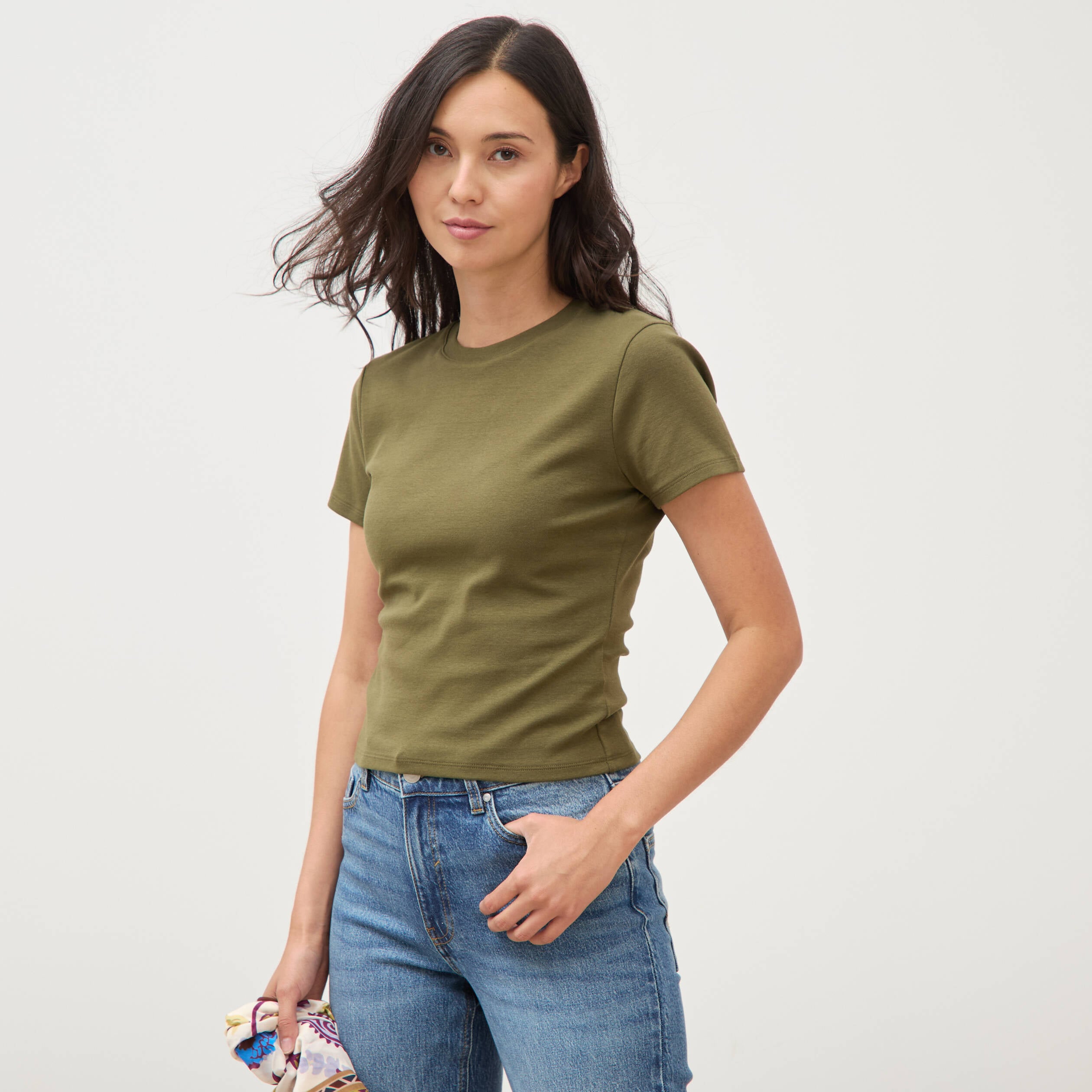 T-shirt ajust&eacute; col rond manches courtes vert olive femme