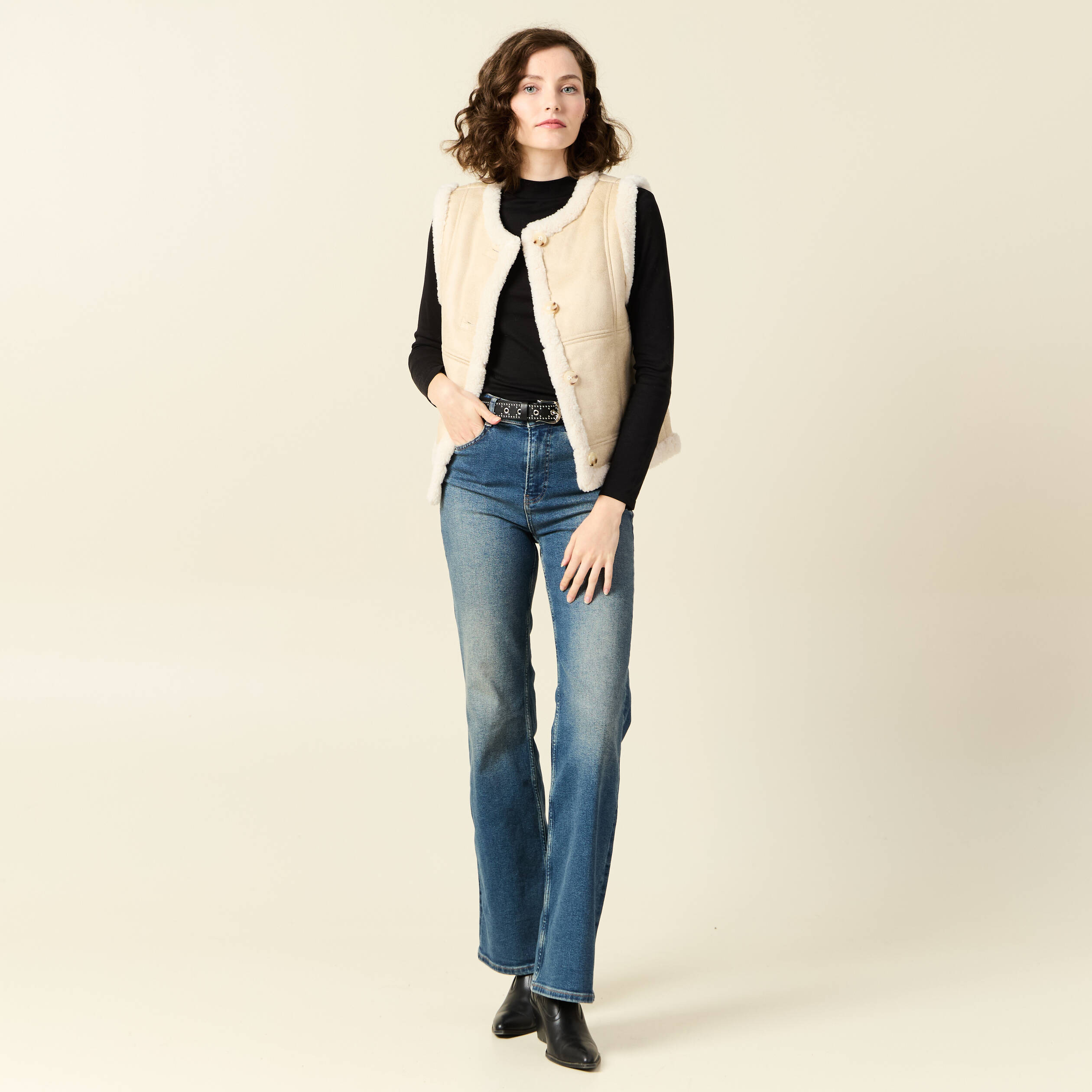 Veste su&eacute;dine sans manches creme femme