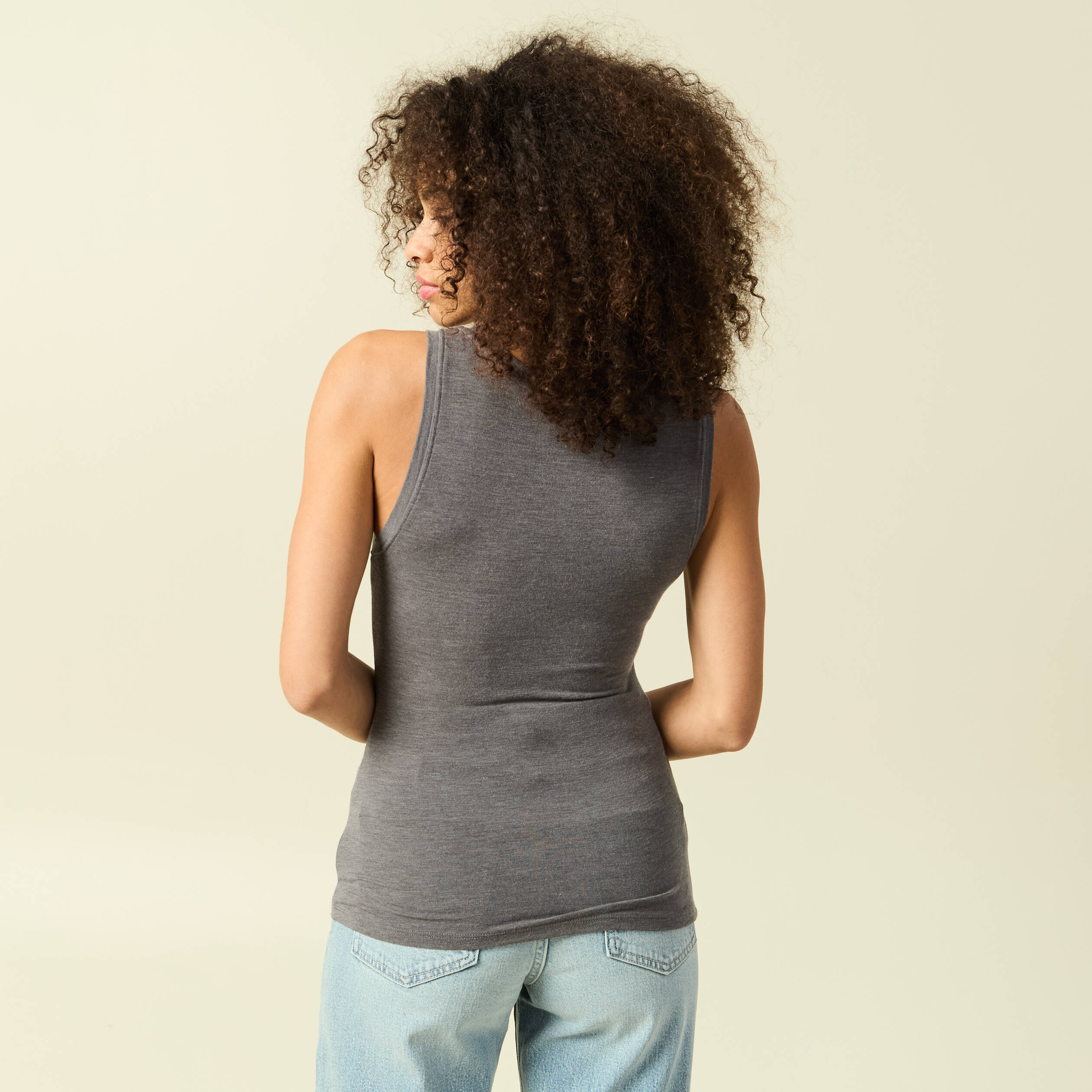 D&eacute;bardeur cintr&eacute; d&eacute;collet&eacute; sans manches gris fonc&eacute; femme