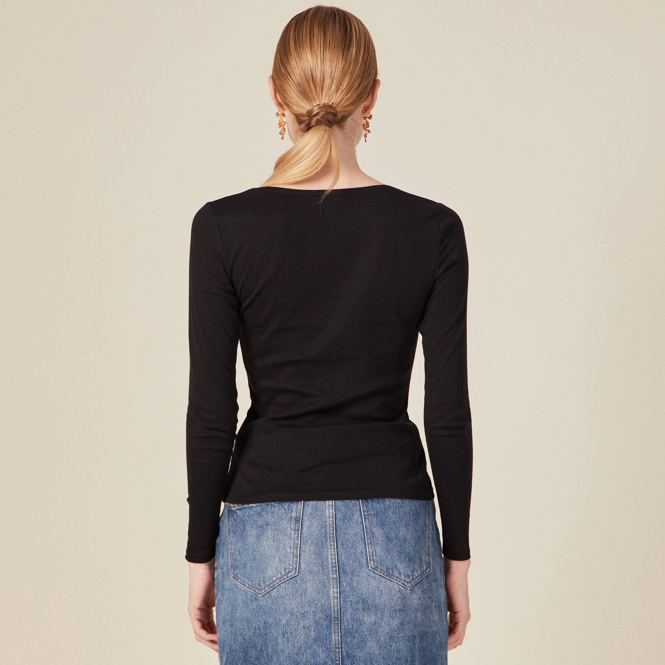 T-shirt cintr&eacute; manches longues col rond noir femme