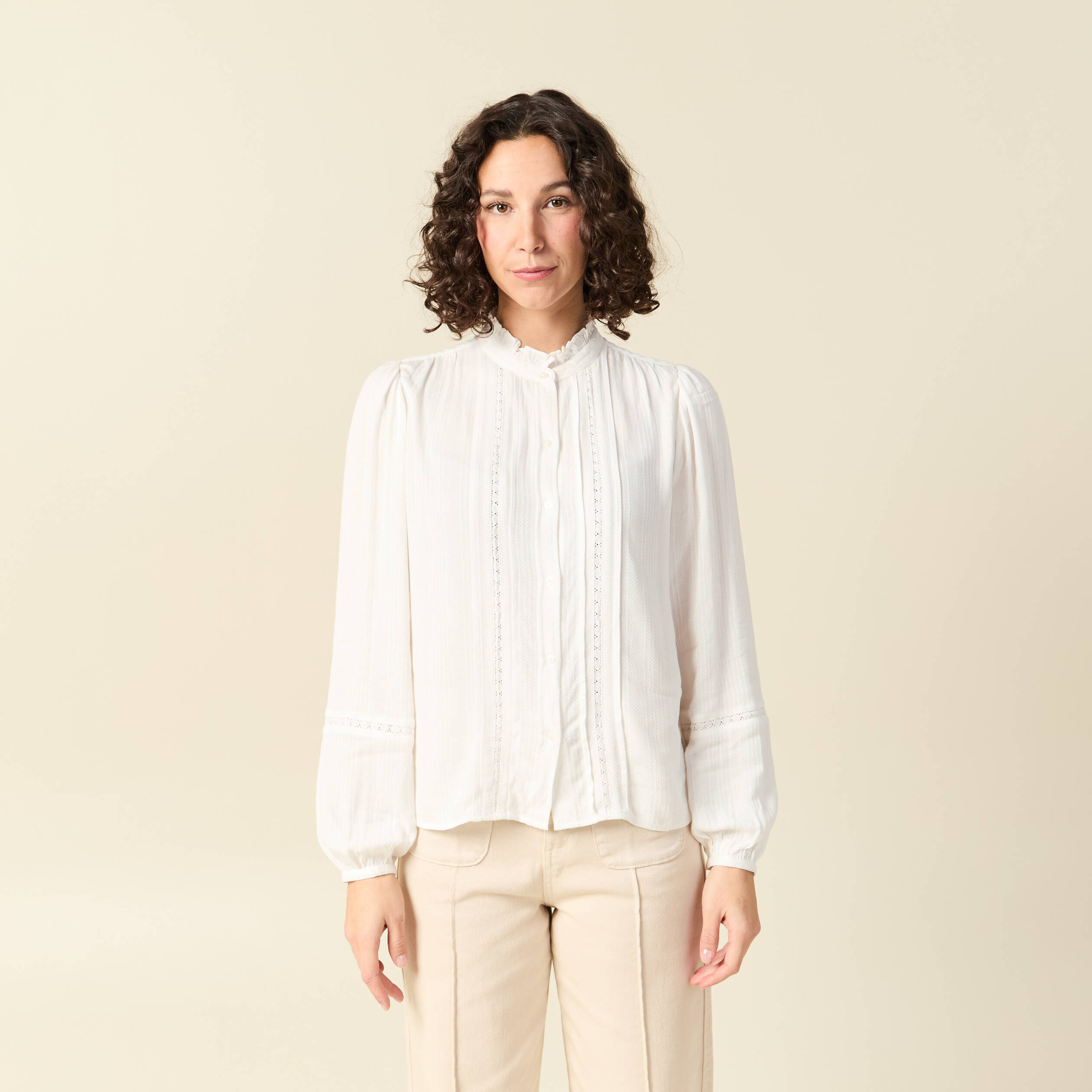 Blouse droite courte d&eacute;tail dentelle creme femme