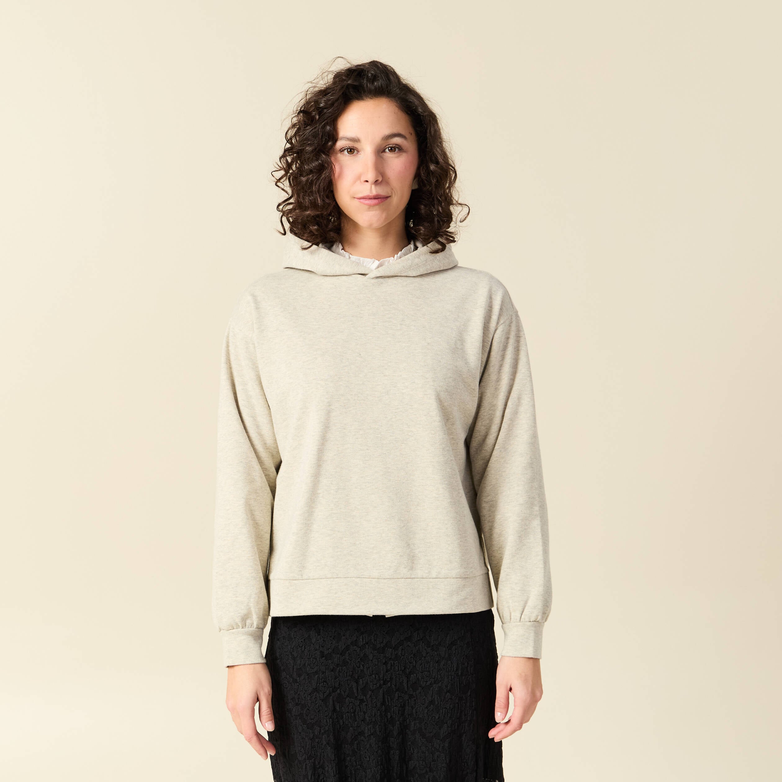 Sweat &agrave; capuche manches longues brillant gris femme