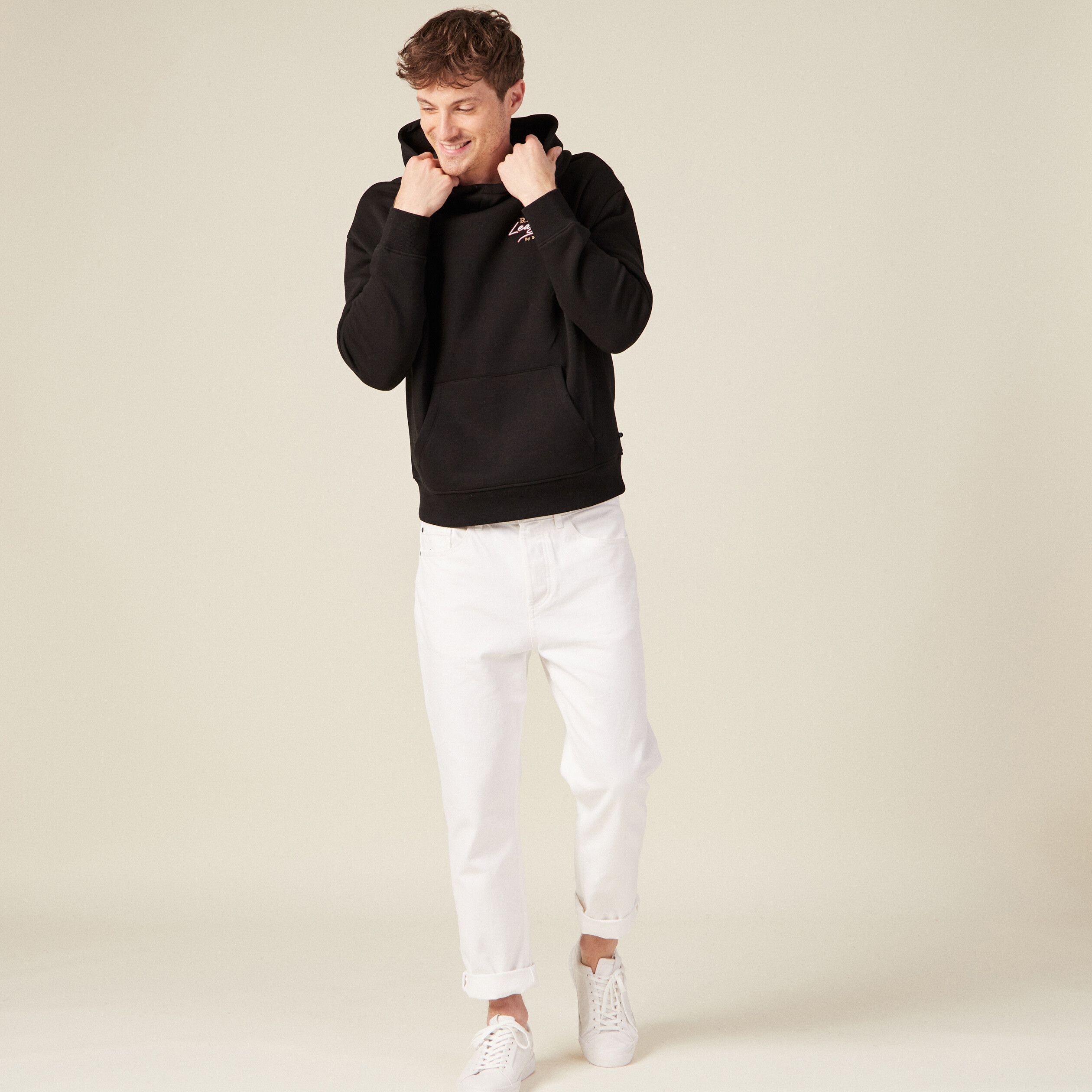 Sweat à capuche brodé noir homme